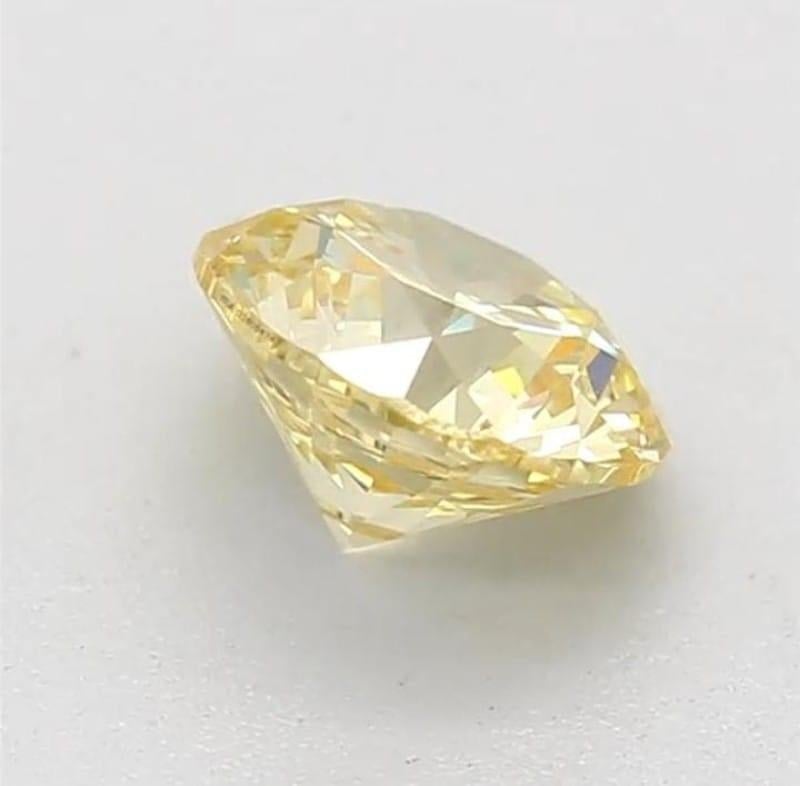 Diamant jaune fantaisie de 0,60 carat de taille ronde de pureté SI1 certifié GIA Neuf - En vente à Kowloon, HK