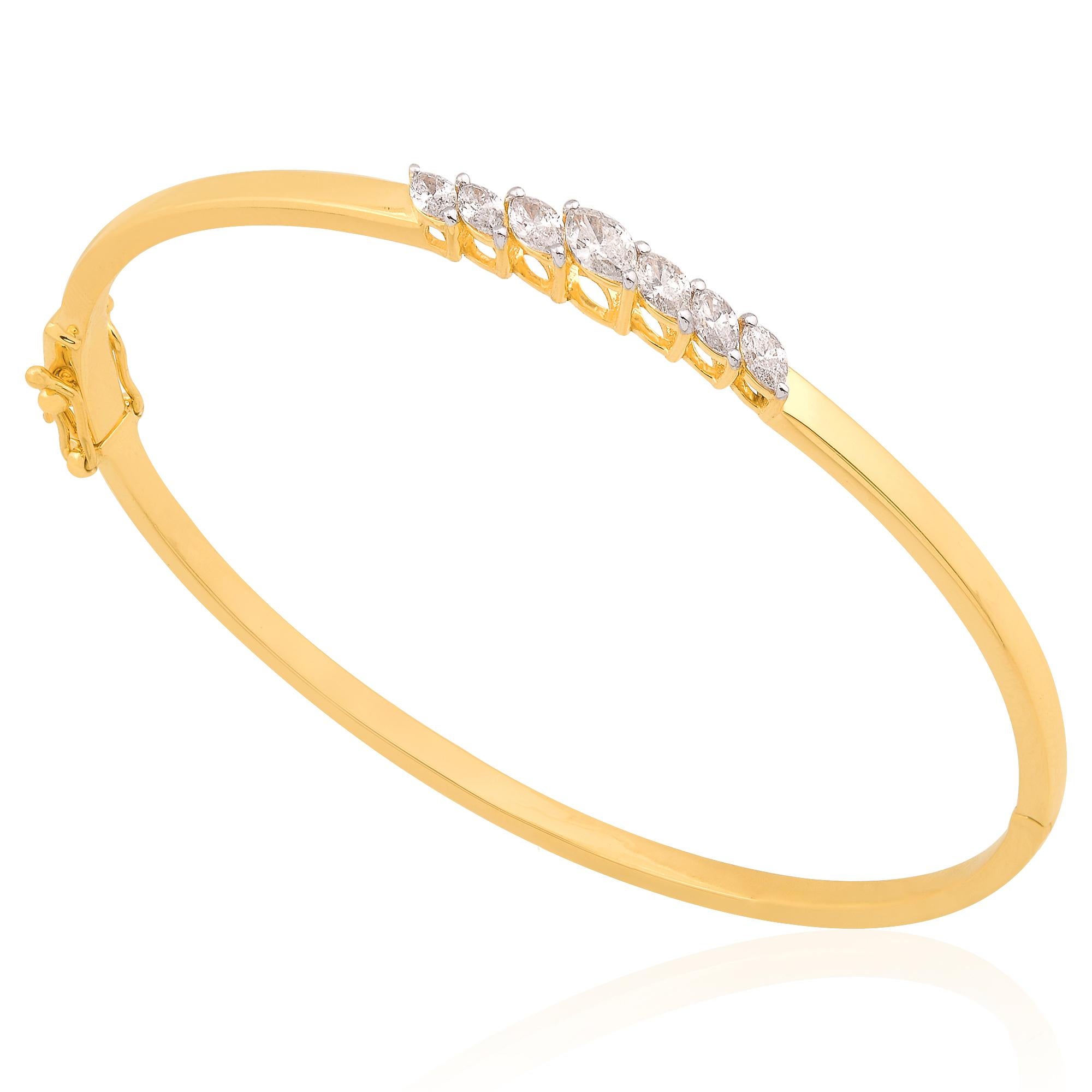 Le point focal de ce superbe bracelet est l'envoûtant diamant taille marquise, pesant 0,60 carats, soigneusement serti de manière sûre et captivante. Sa forme allongée respire la grâce et la sophistication, tandis que ses facettes brillantes captent