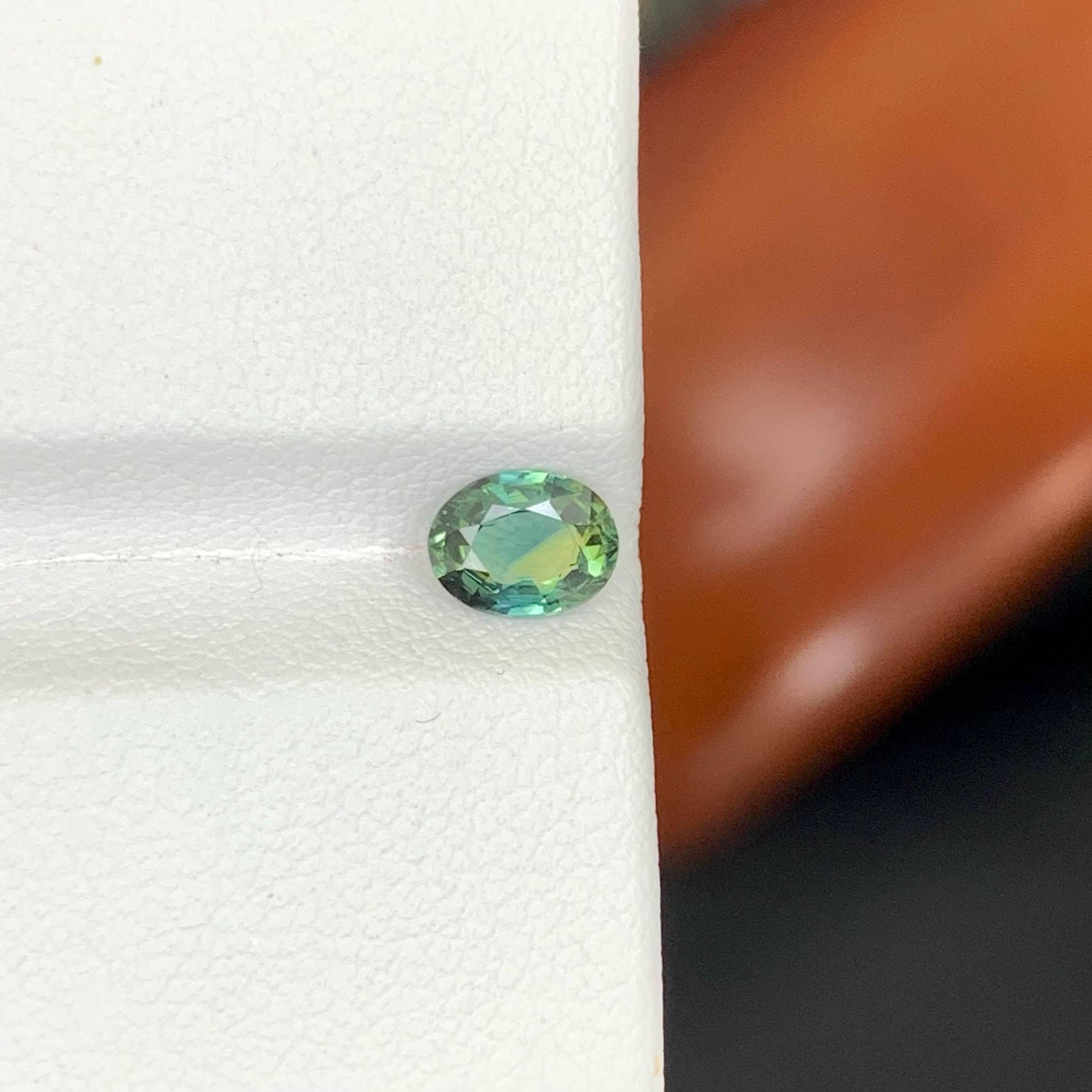 Poids 0,60 carat 
Dimensions 6.0x4.6x2.6mm
Traitement Aucun 
Origine Sri Lankaise 
Clarté VVS 
Forme Coupe Ovale 




Cet exquis saphir bicolore naturel de 0,60 carat présente un mélange unique de teintes contrastées, créant un attrait visuel