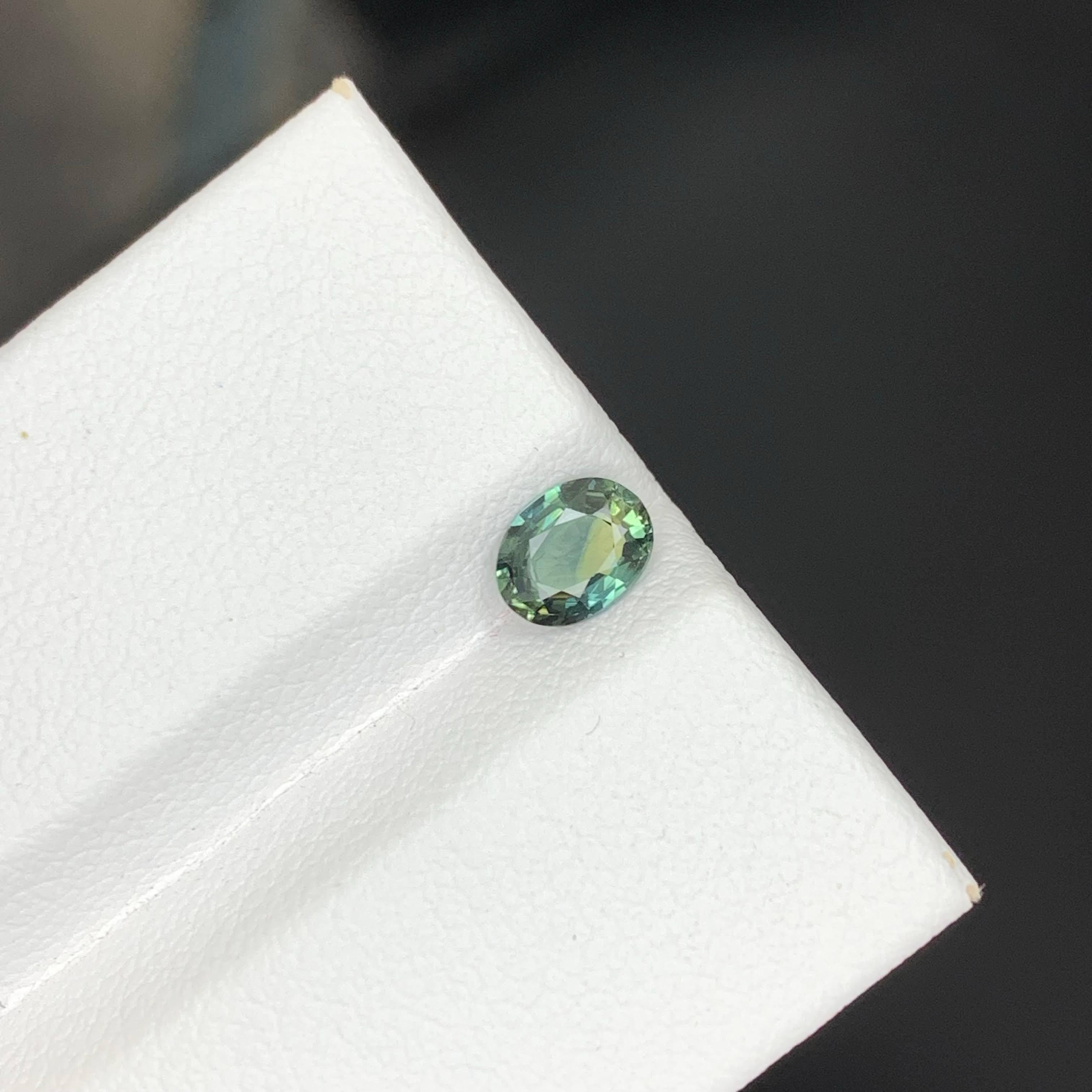 Moderne 0.60 Carat Natural Loose Bicolor Parti Sapphire Stone Oval Sri Lankan Gemstone en vente