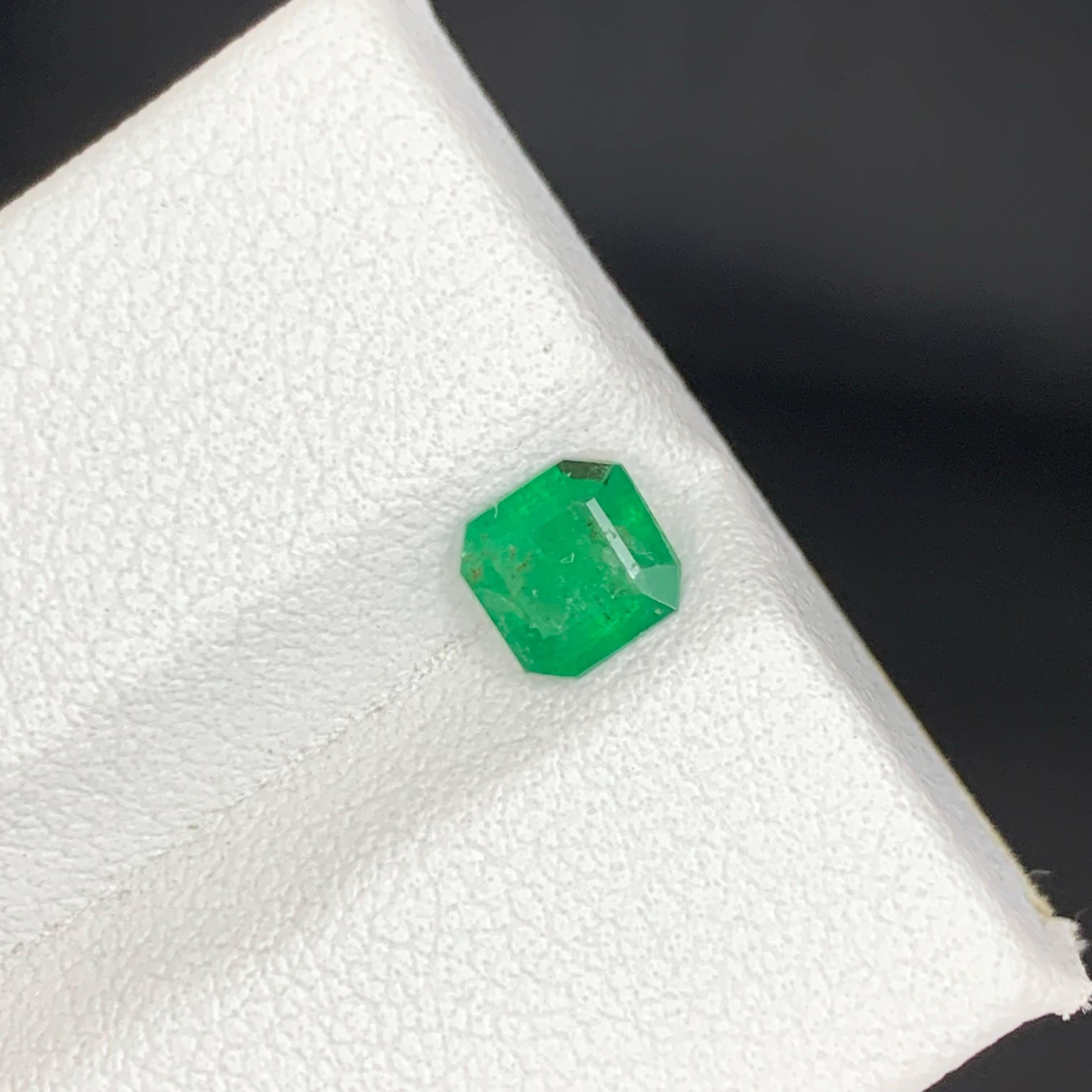 Moderne 0.60 Carat Natural Loose Green Emerald Stone Asscher Cut Pakistani Gemstone (pierre précieuse pakistanaise) en vente