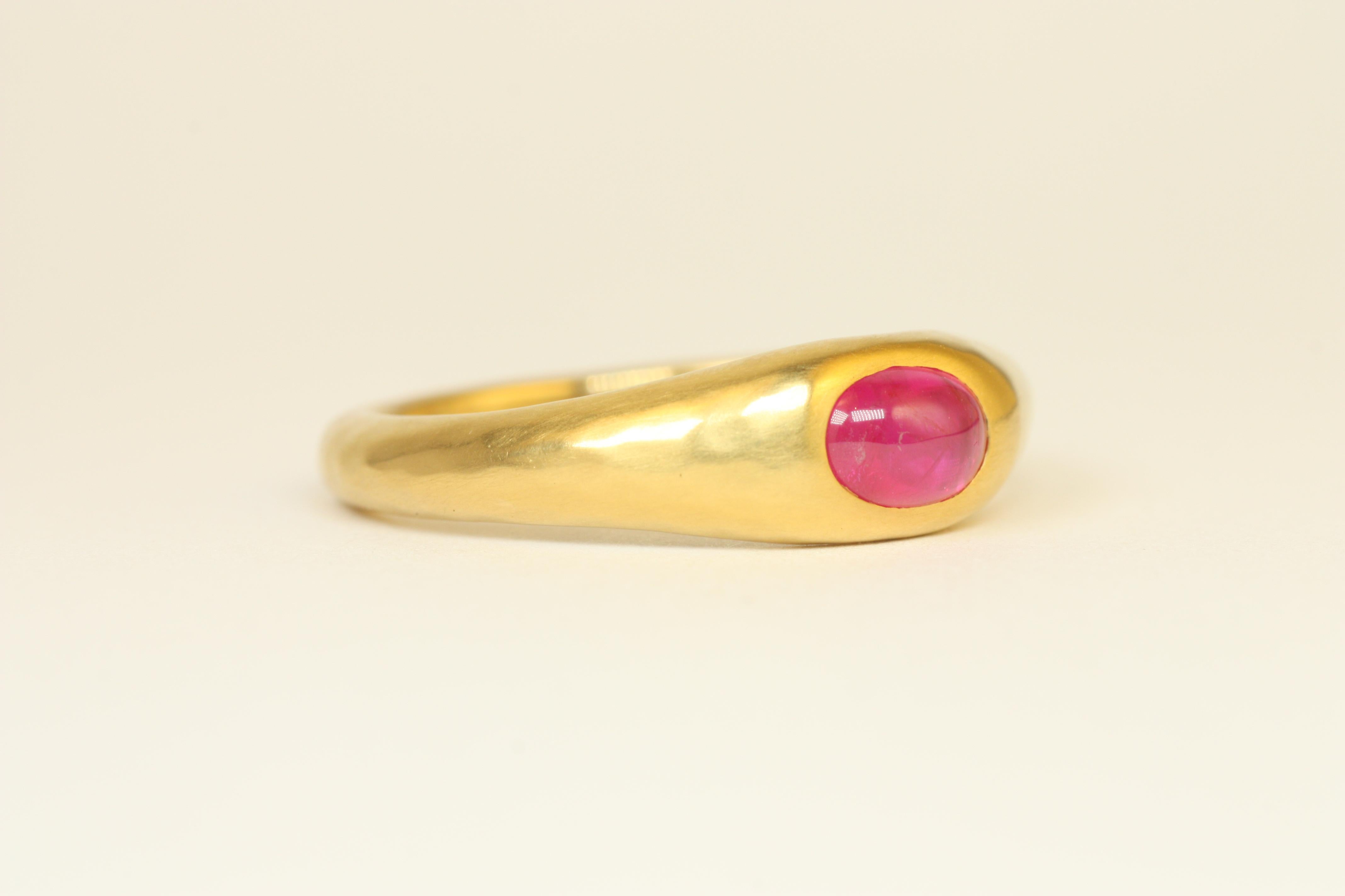 0.60 Carat Oval Cabochon Cut Ruby 22K Yellow Gold Gypsy Ring Handmade For Sale 2