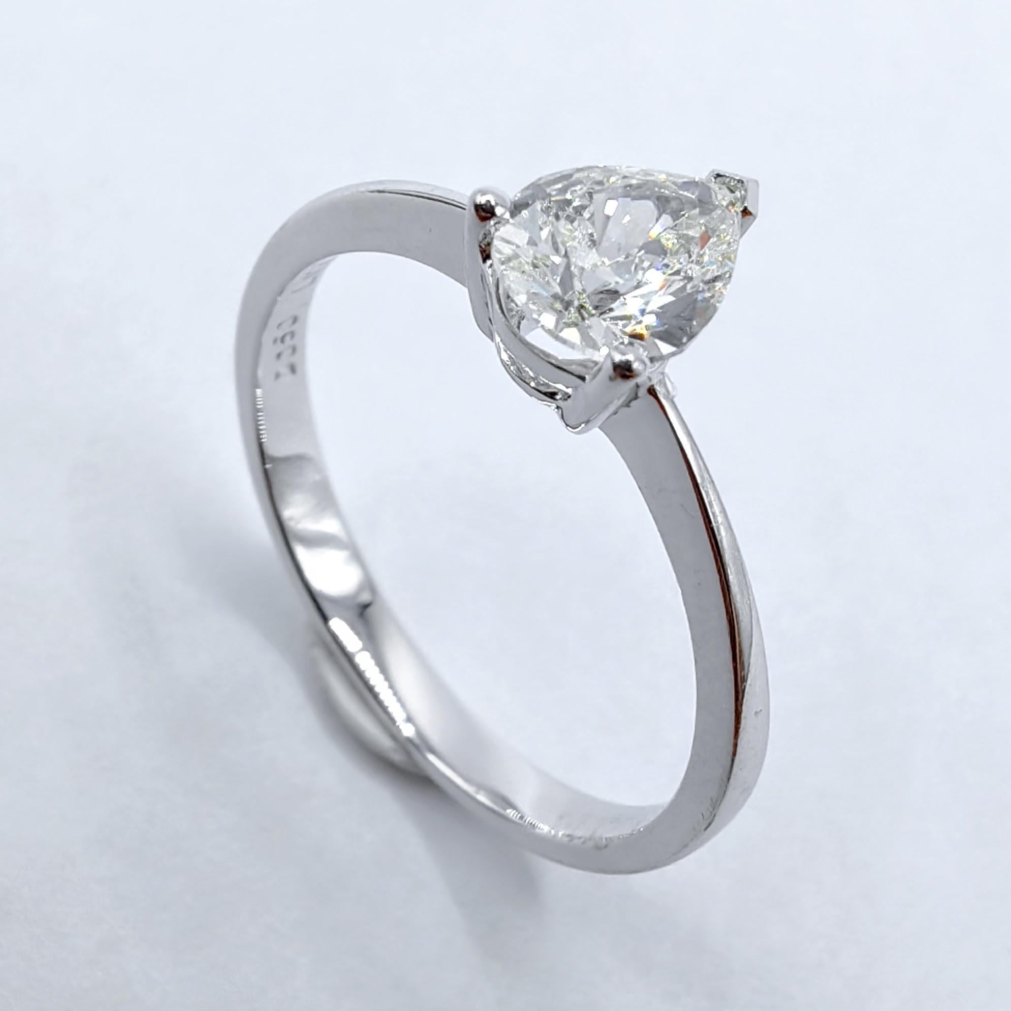0.60 Carat Pear-cut Natural Diamond Classic Solitaire Ring in 18k White Gold In New Condition For Sale In Wan Chai District, HK