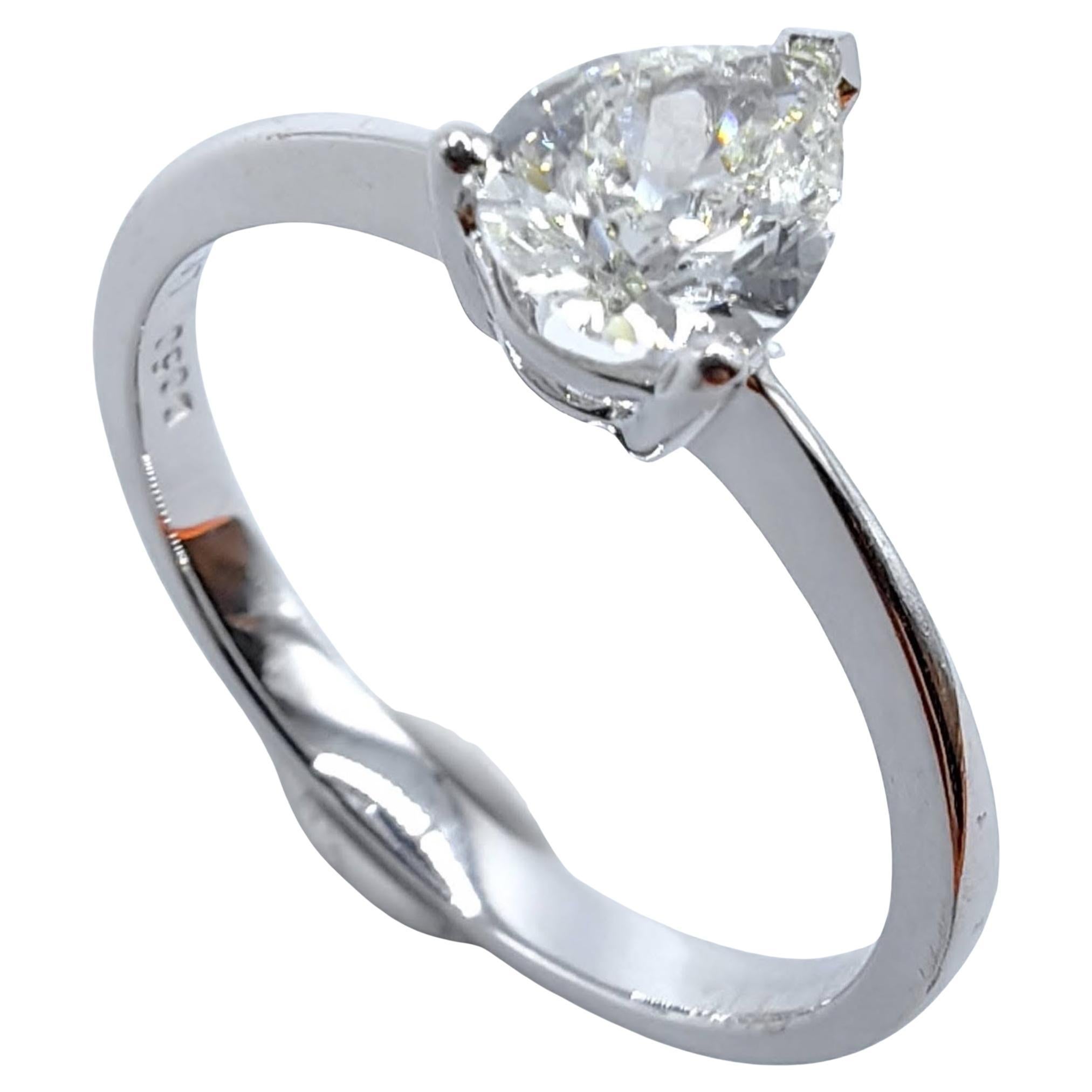 0.60 Carat Pear-cut Natural Diamond Classic Solitaire Ring in 18k White Gold (Bague solitaire classique en or blanc 18 carats)