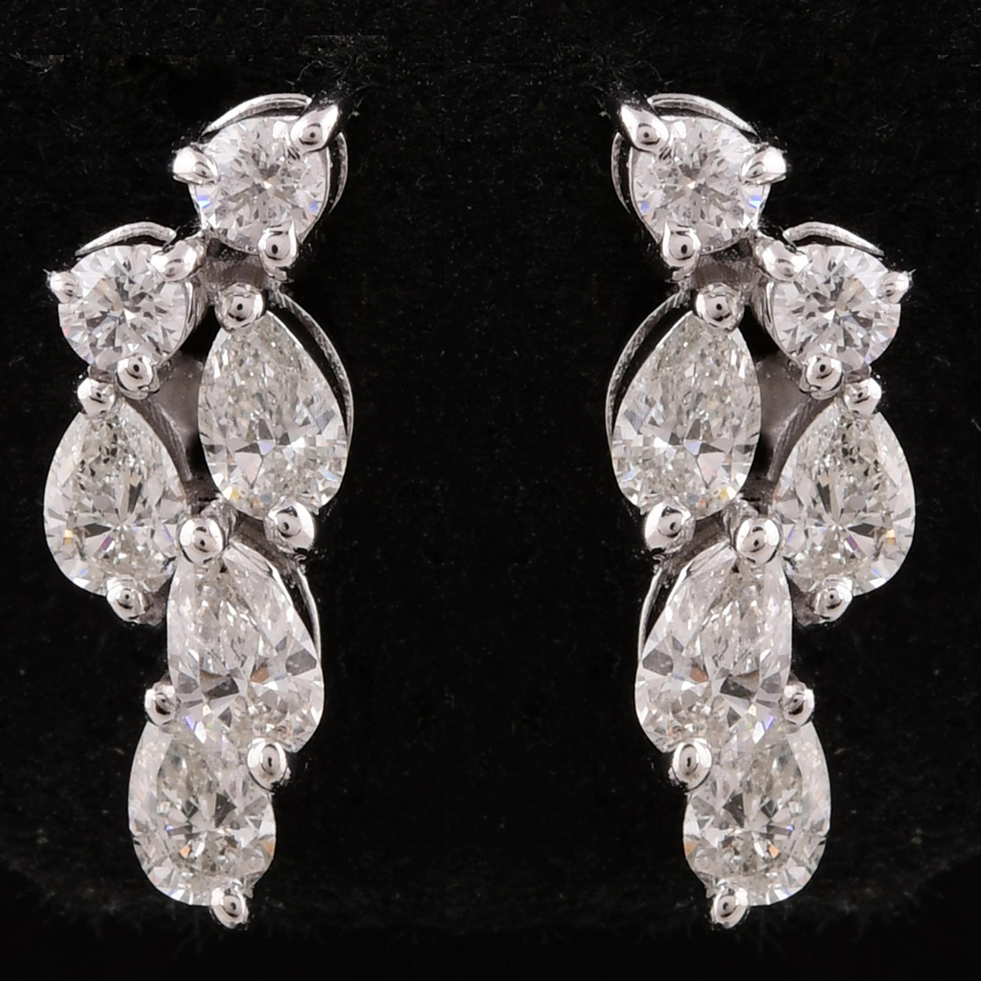 Lasciati conquistare dall'eleganza senza tempo di questi squisiti orecchini con pera e diamante rotondo da 0,60 carati, realizzati con un'attenzione meticolosa ai dettagli in oro bianco 14 carati. Questi orecchini accattivanti sono una testimonianza