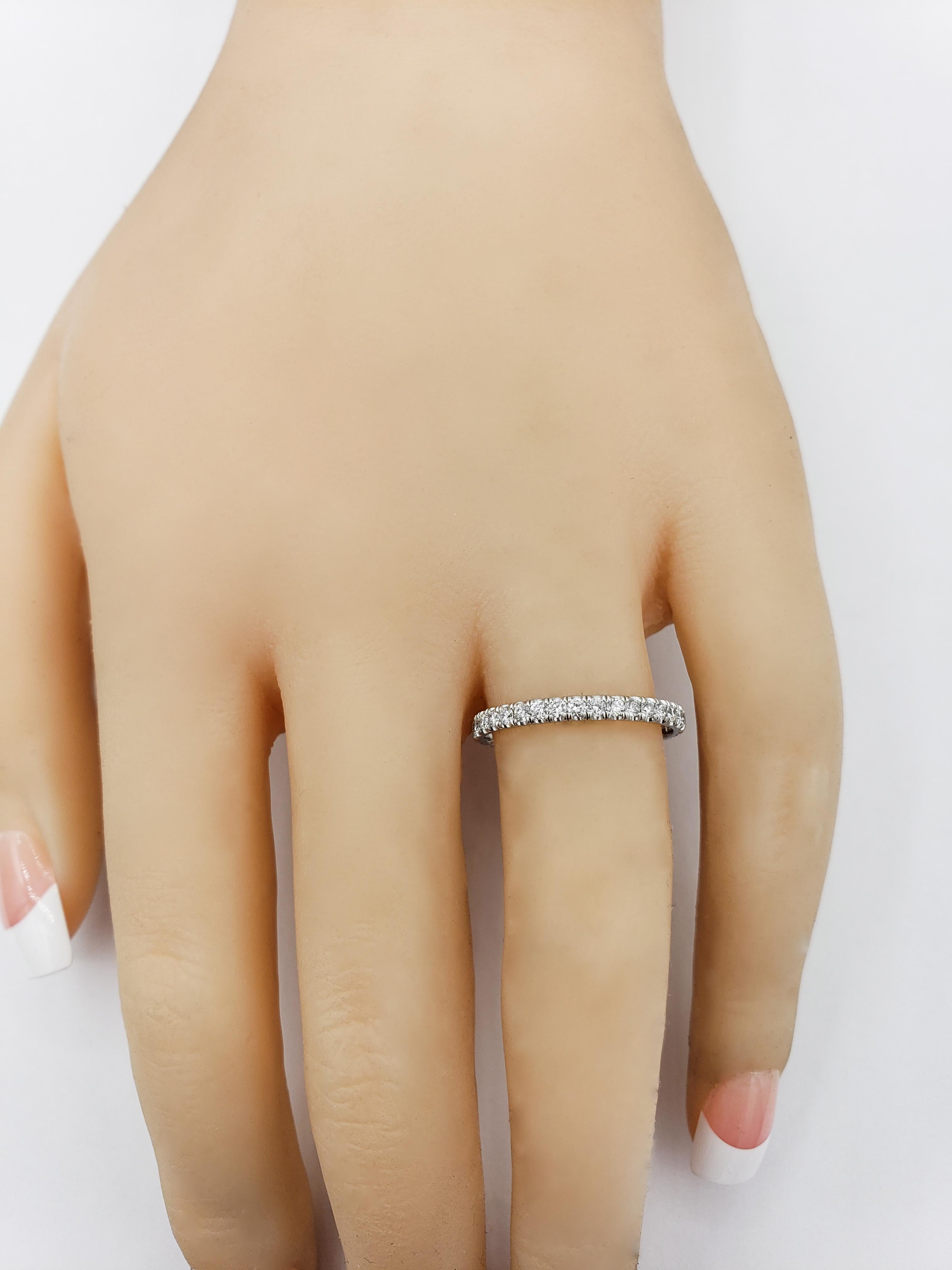 Roman Malakov 0,60 Karat runder Diamant Eternity Ehering aus Platin im Zustand „Neu“ im Angebot in New York, NY