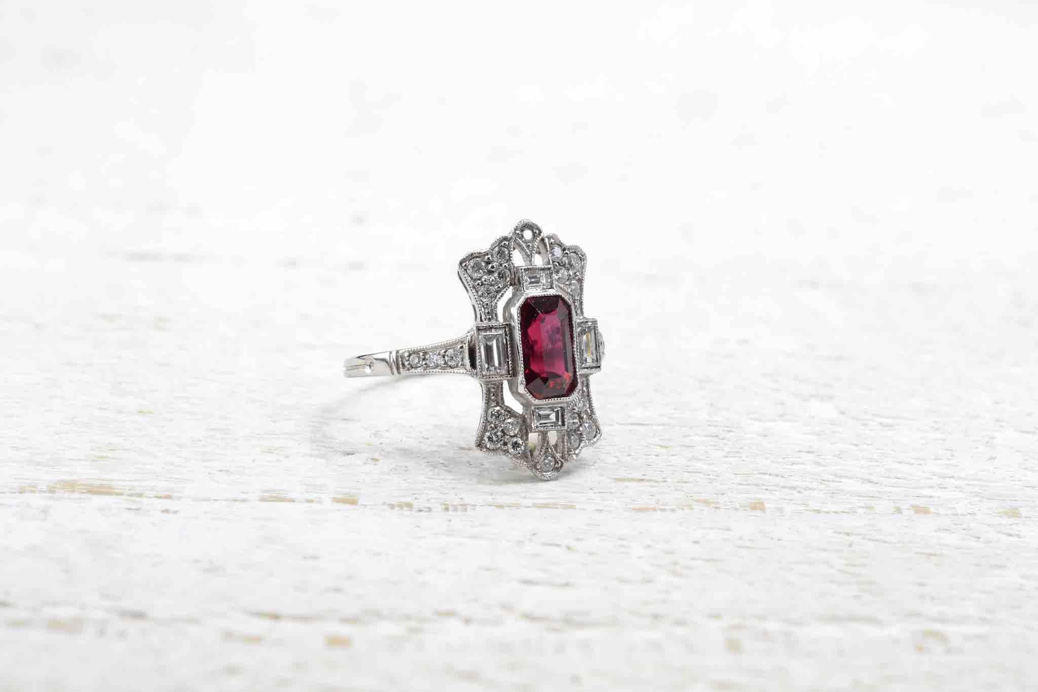 Art Deco 0.60 carat ruby and diamonds ring art déco For Sale