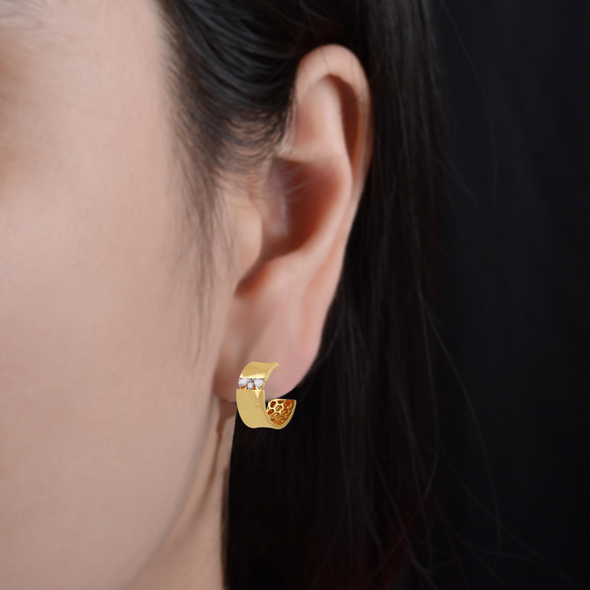 Realizzati in oro a 18 carati, questi squisiti orecchini sono impreziositi da 1,36 carati di diamanti scintillanti.

Segui la vetrina di Spectrum Jewels per vedere le ultime collezioni e i pezzi esclusivi. Spectrum Jewels è orgoglioso di essere