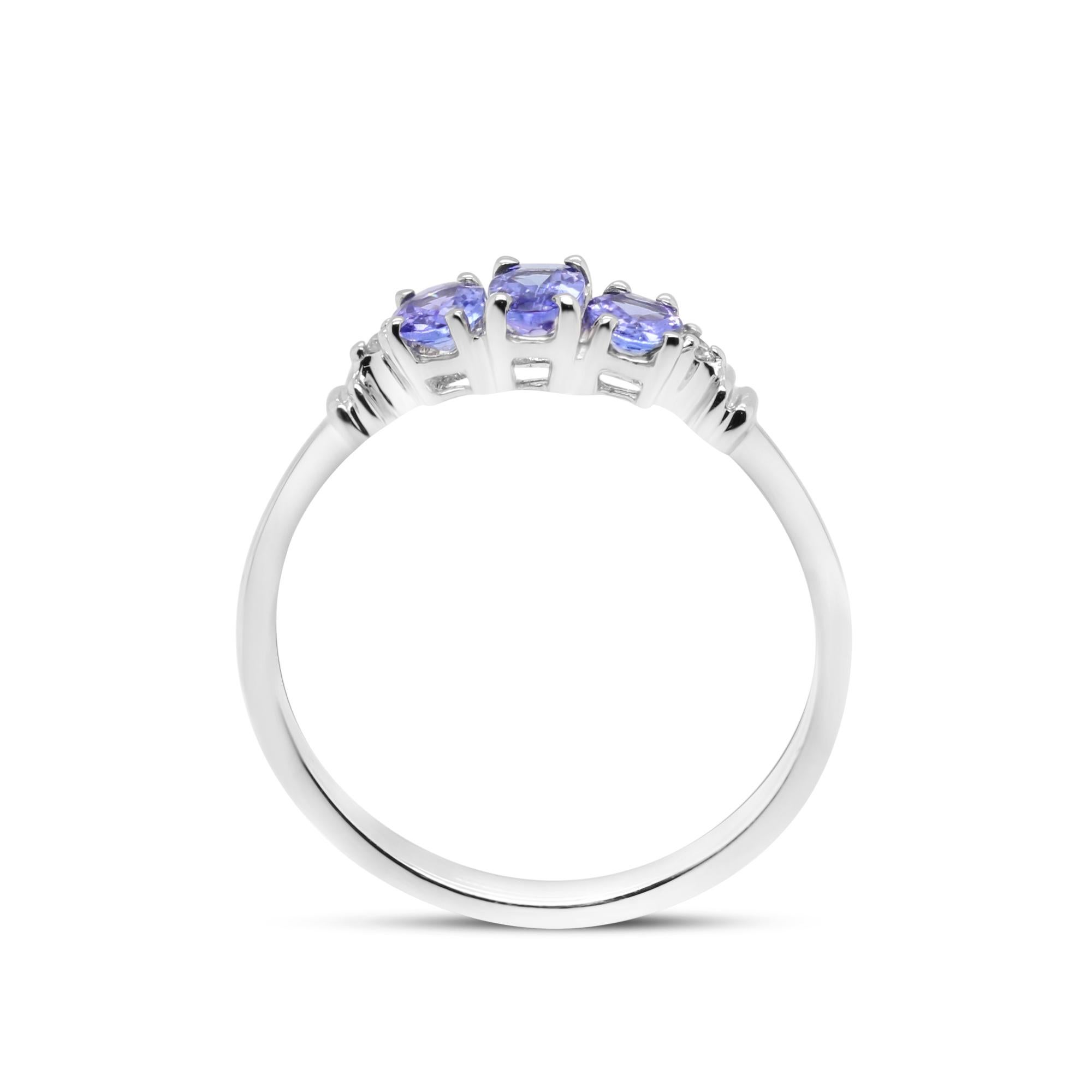 0.60 Carat Tanzanite Oval Cut and Diamond 10K White Gold Bridal Ring In New Condition For Sale In New York, NY