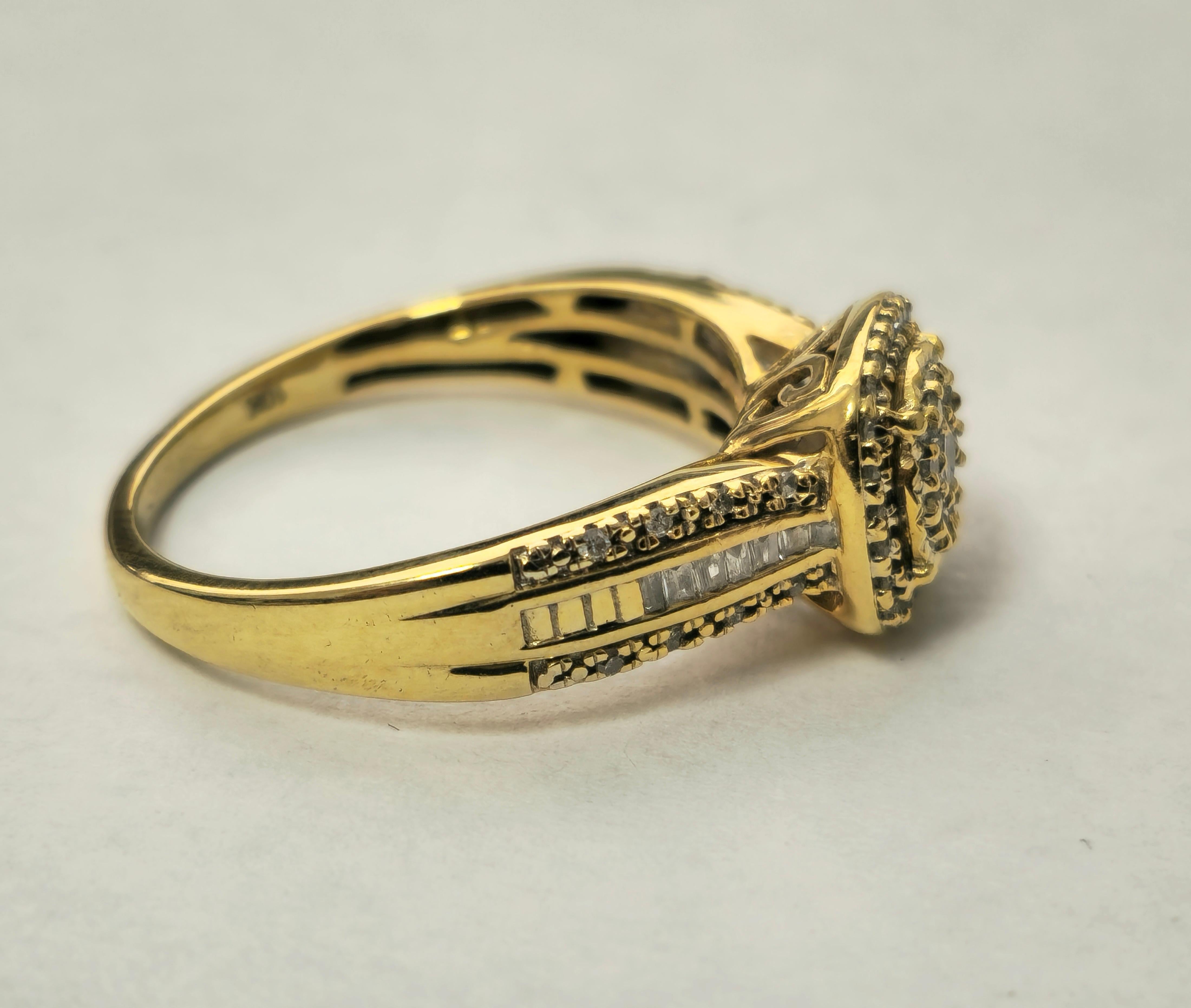 Dieser elegante Ehering aus glänzendem 10-karätigem Gelbgold ist mit insgesamt 0,60 Karat natürlichen Diamanten aus Erdminen besetzt, die im Rund- und Baguetteschliff verarbeitet sind. Mit Diamanten der Reinheit I2 und Farbe G strahlt dieser Ring