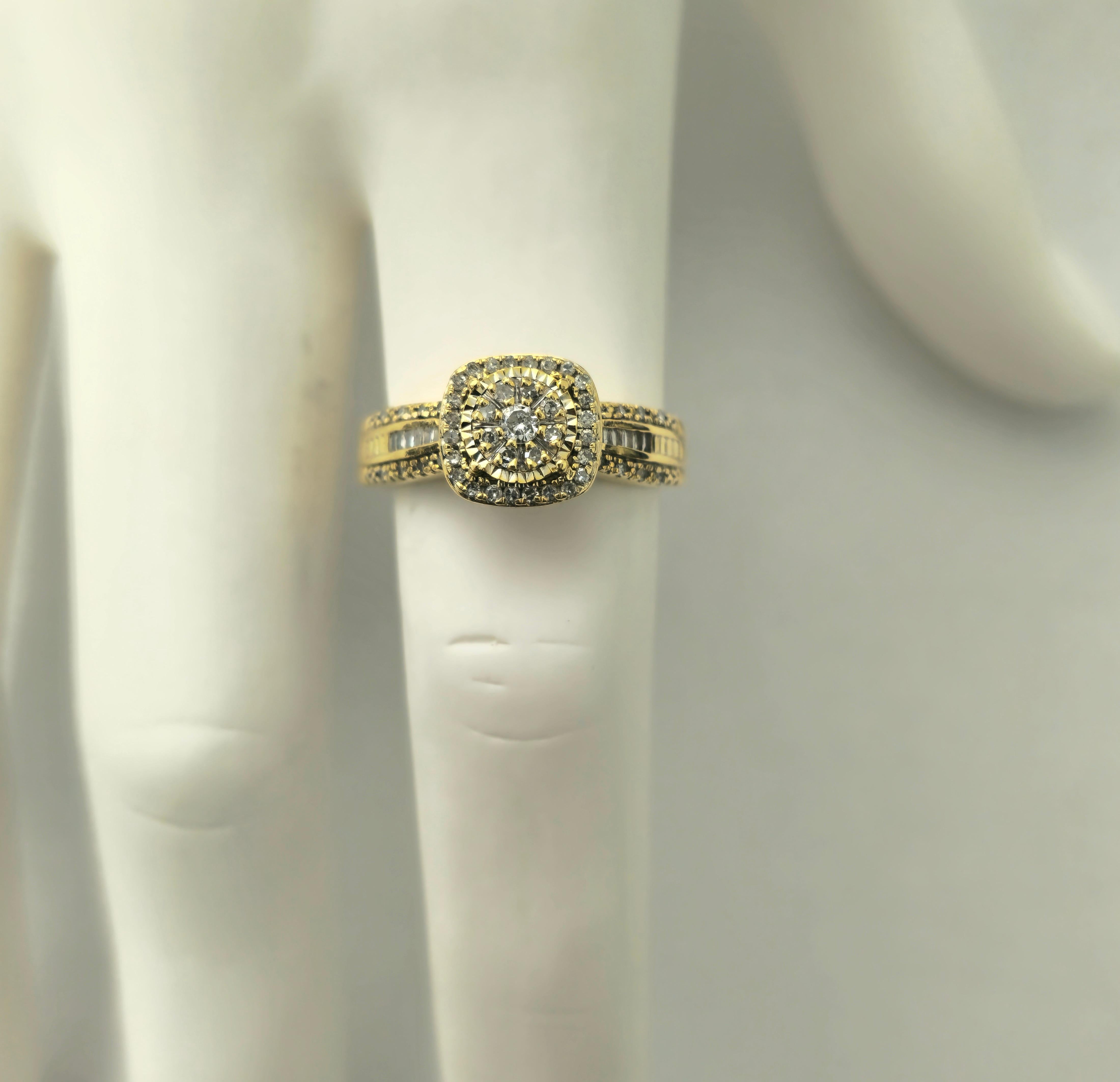 Bague de mariage en or jaune 10 carats avec diamants de 0,60 carat au total  Excellent état - En vente à Miami, FL
