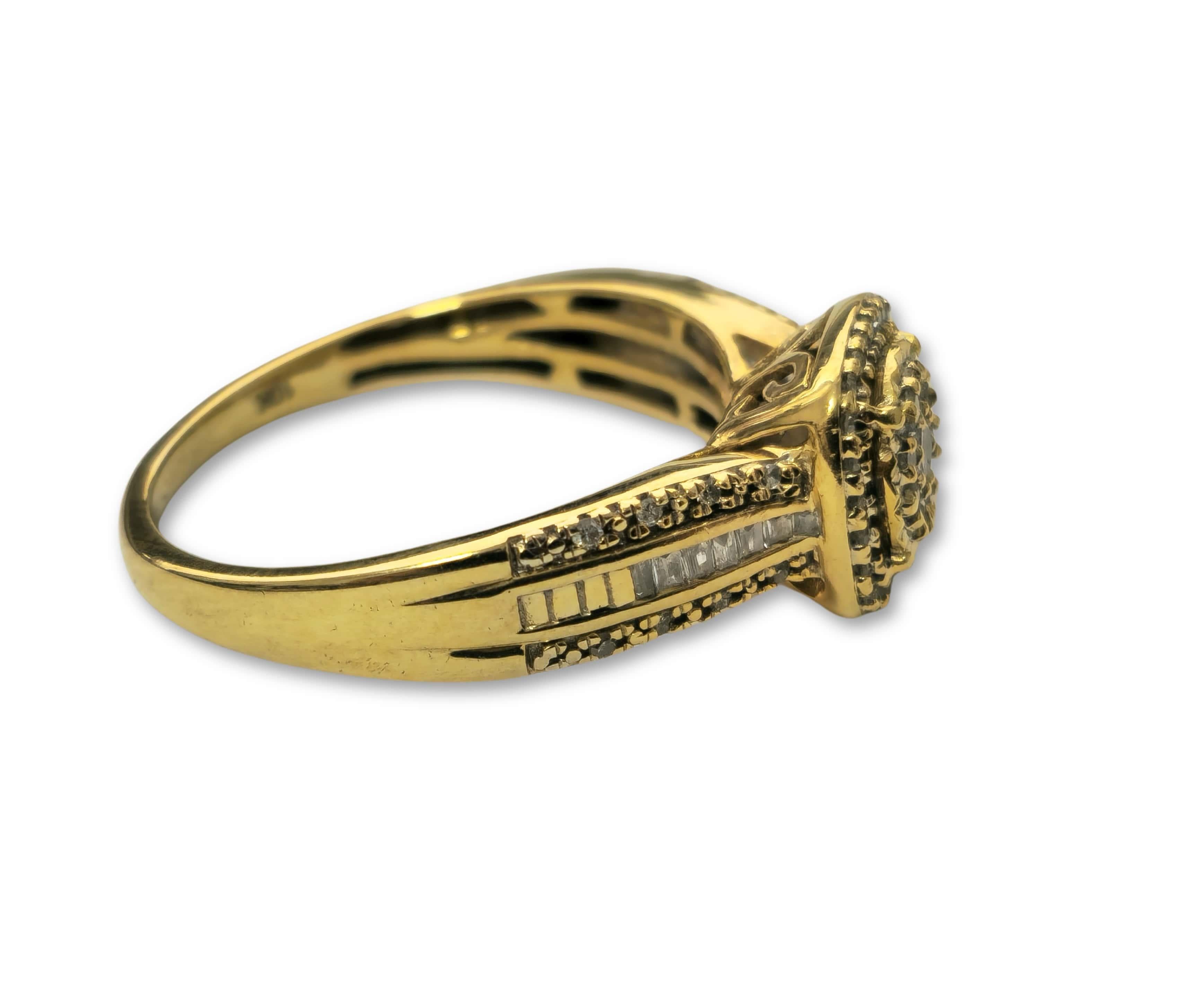 0.60 Carat Total Diamond Wedding Ring in 10k yellow Gold In Excellent Condition For Sale In Miami, FL
