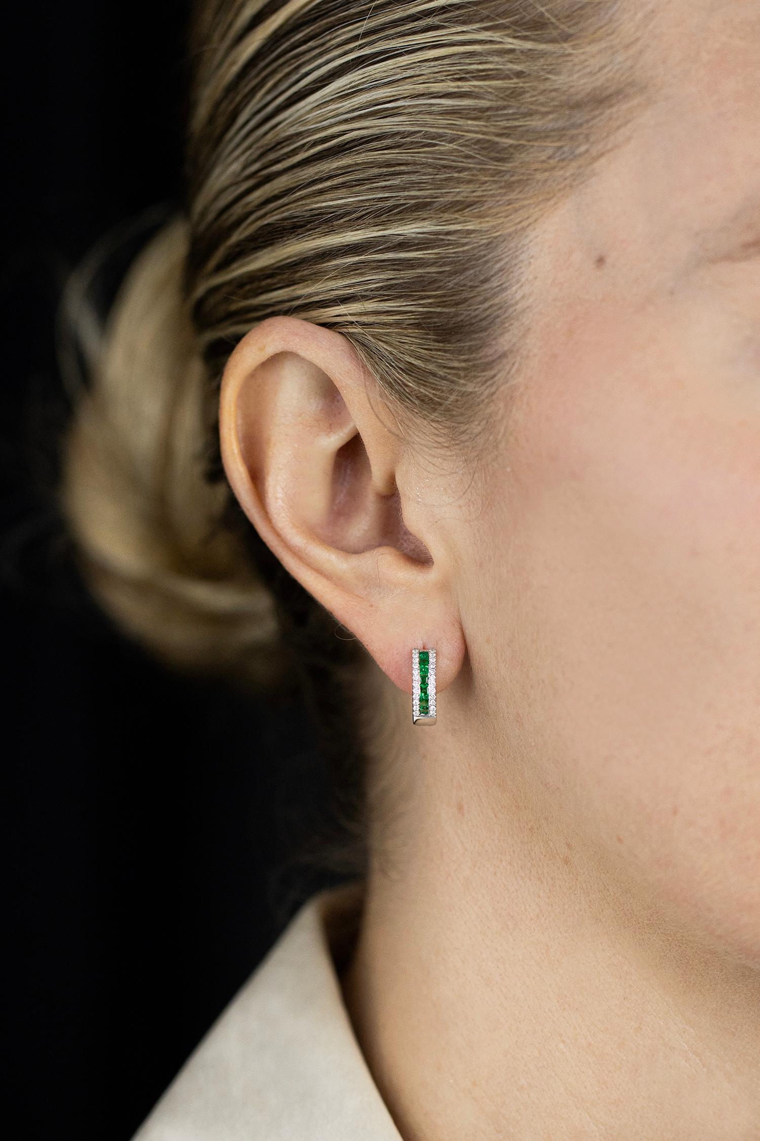 Roman Malakov 0.60 Carat Total Mixed-Cut Emerald & Diamond Huggie Earrings In New Condition For Sale In New York, NY