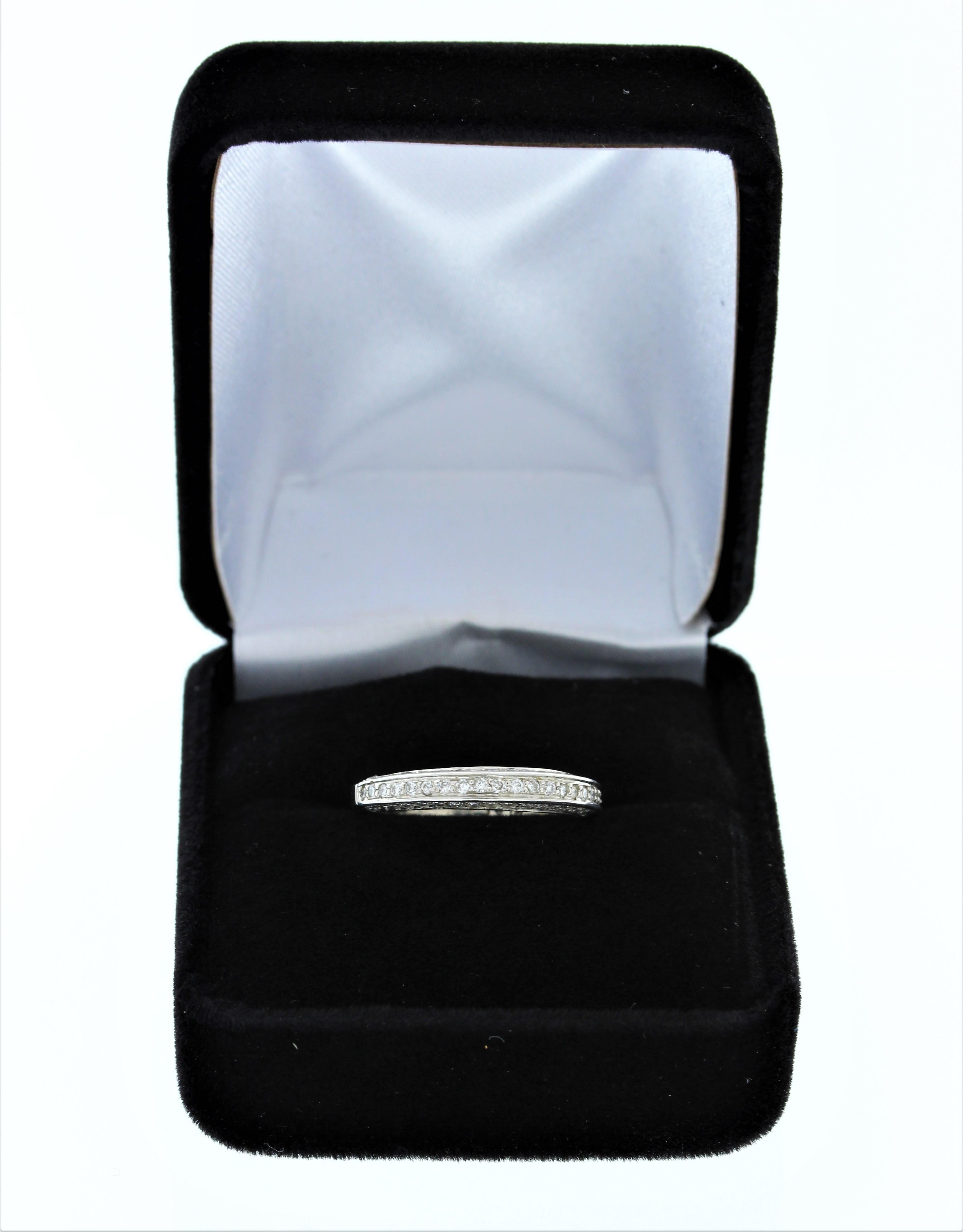 Taille ovale Anneau de mariage ou d'anniversaire en platine avec diamants de 0,60 carat au total en vente