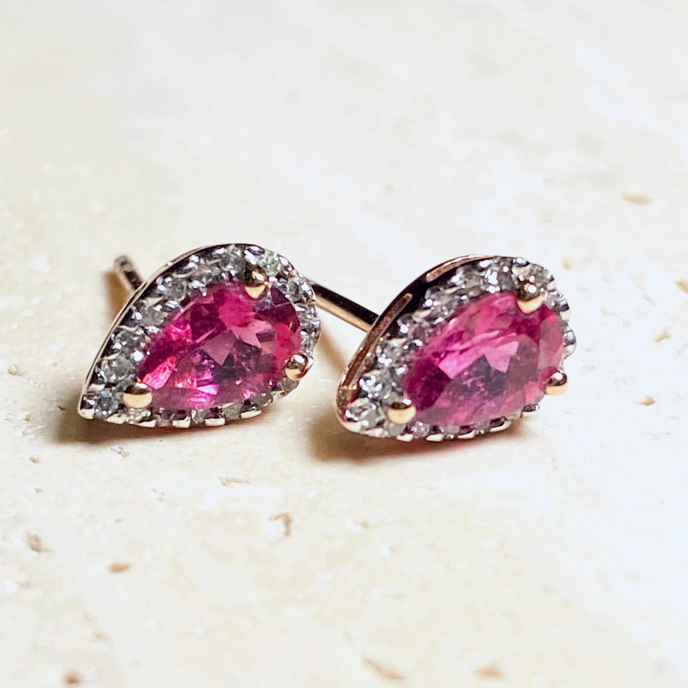 An elegant ode to summertime and Monet's beloved Poppy Fields, these 9-karat solid gold earrings, featuring pear-shaped tourmalines artfully adorned with 0.20 carats of round-cut diamonds, encapsulate the joy of a leisurely stroll.

Material: 9 kt