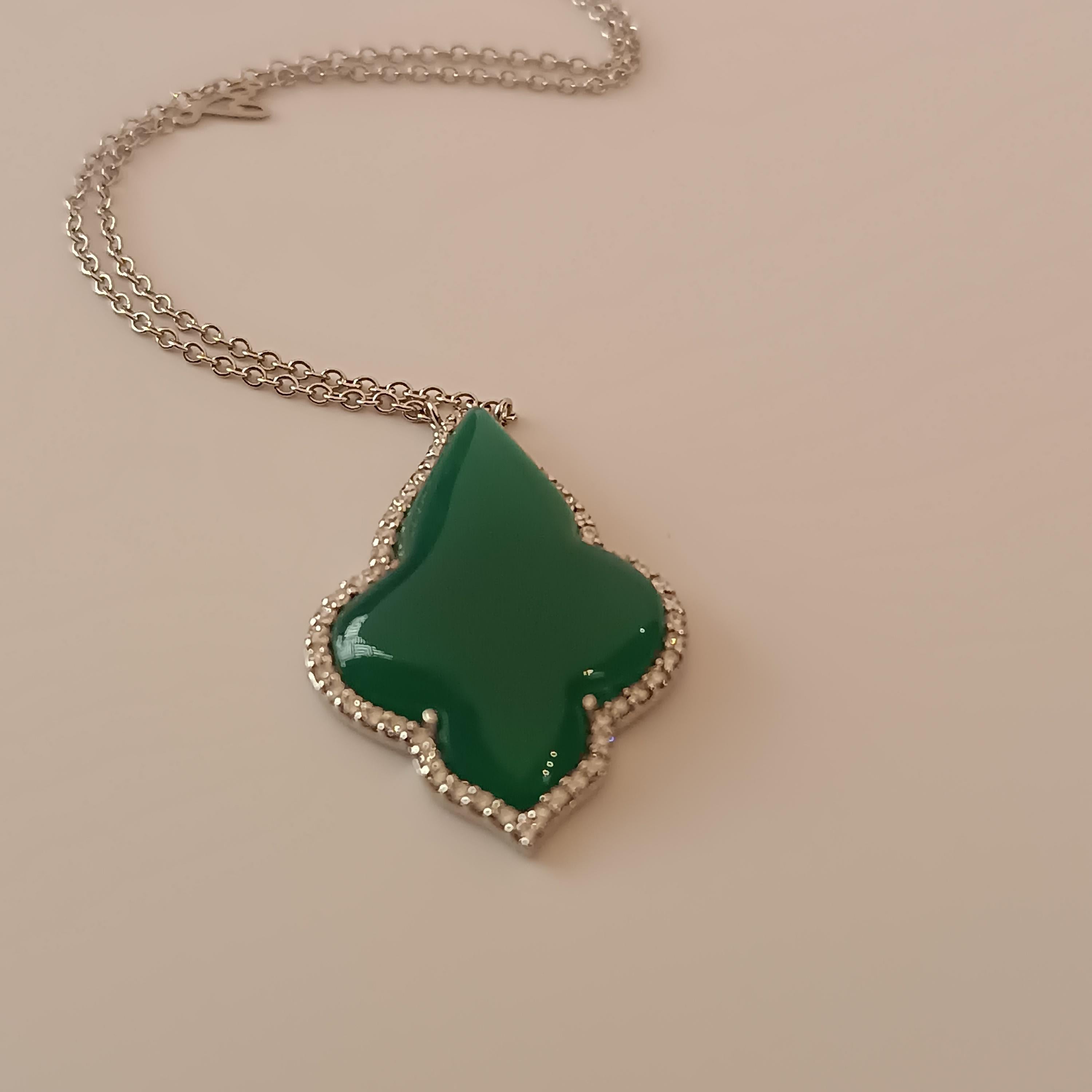 This wonderful Leo Milano pendant from our Carrobbio collection shows in every detail a very complicate yet perfectly done workmanship. The pendant and the chain are in 18 carat white gold with green agate . The object weights 8.16 grams the total