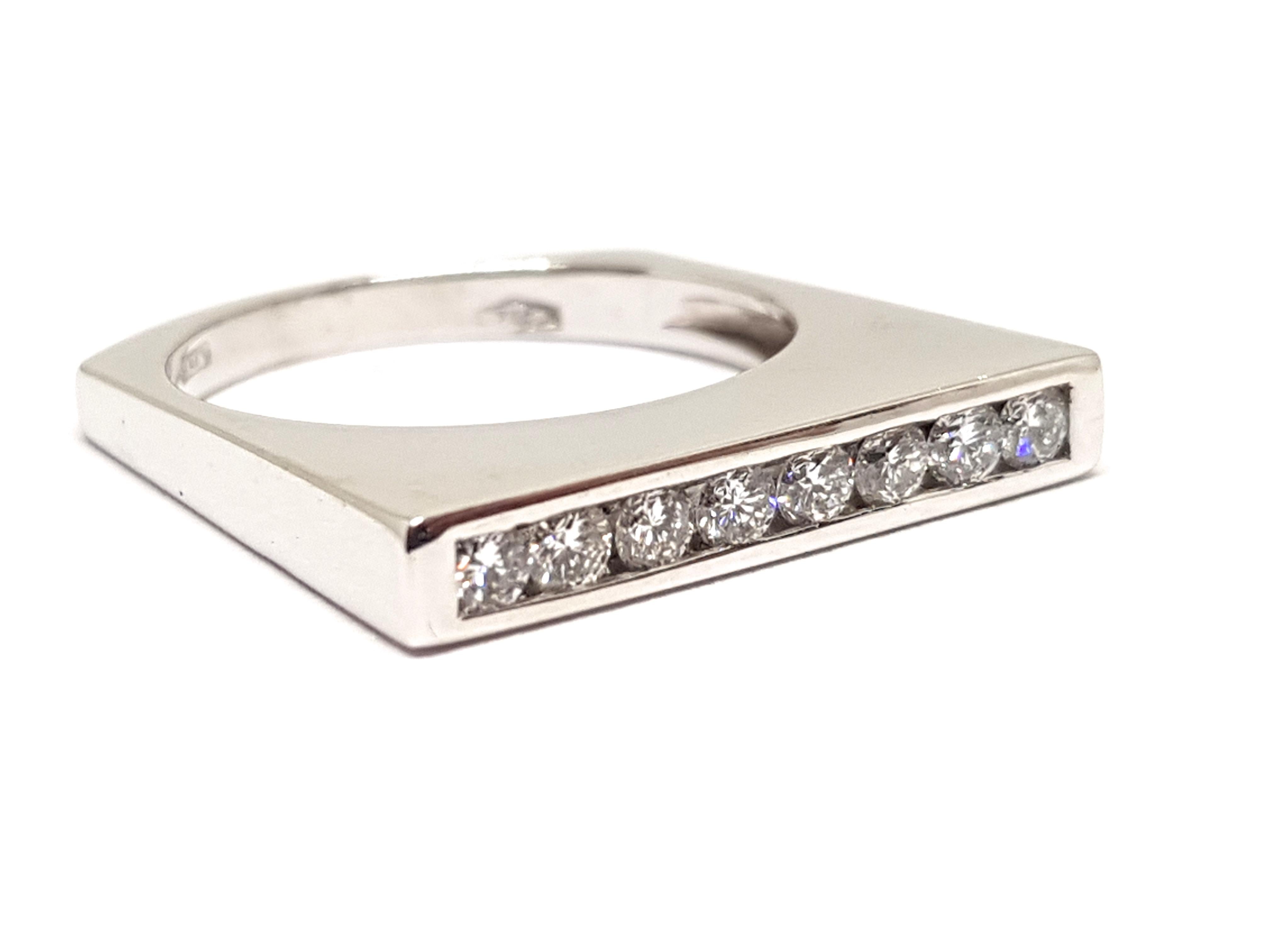 Round Cut 0.60 Carat White Gold Diamond Memory Ring For Sale
