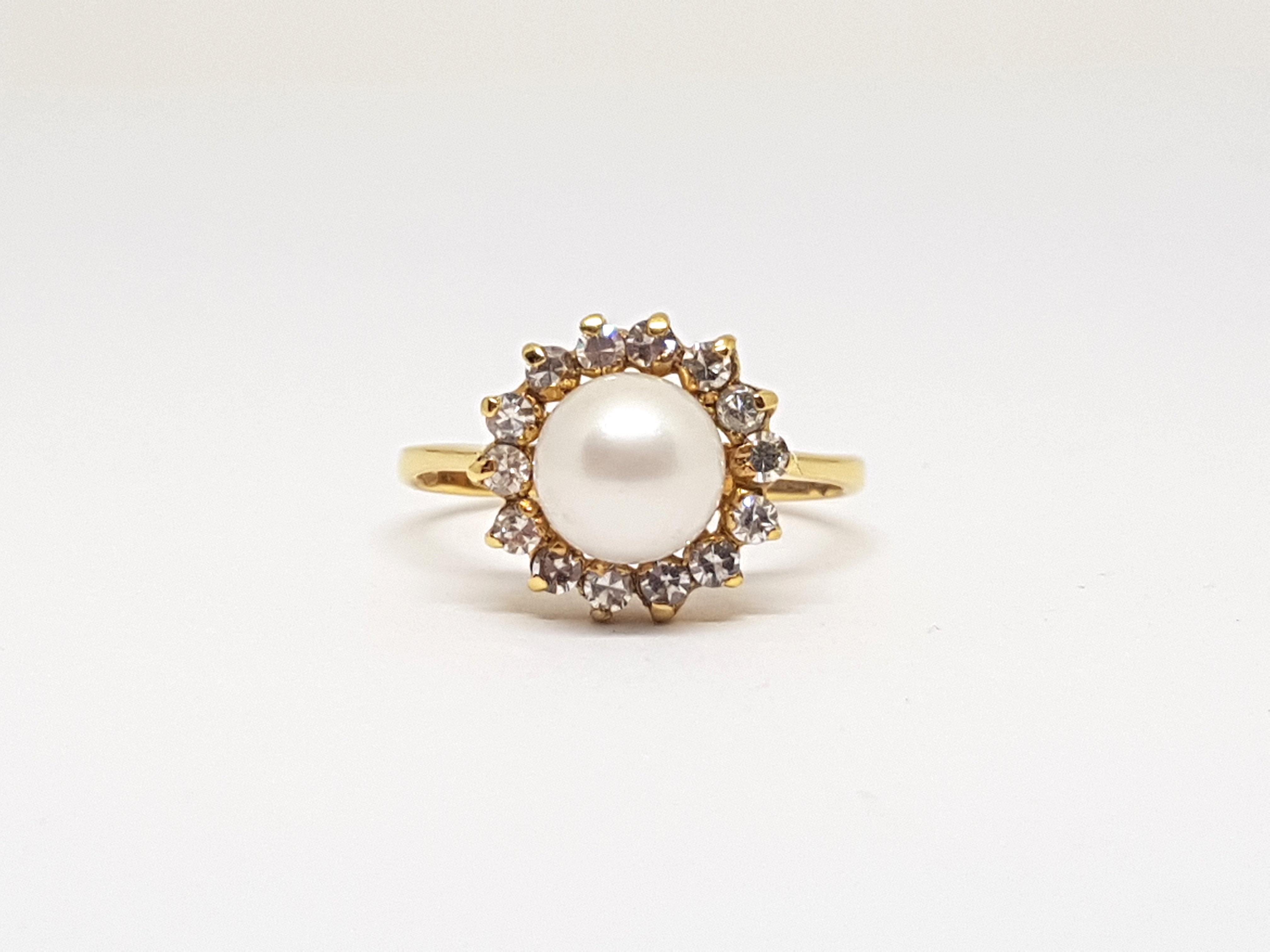 Gold: 18 carat yellow gold
Weight: 3.55 gr.
Diamonds: 0.60 ct. colour: F clarity: VS
White Pearl
Width: 1.20 cm.
Ring size: 55 / 17.50 free resizing up to size 70 / 22.50mm
All our jewellery comes with a certificate and 5 years guarantee
Shipping: