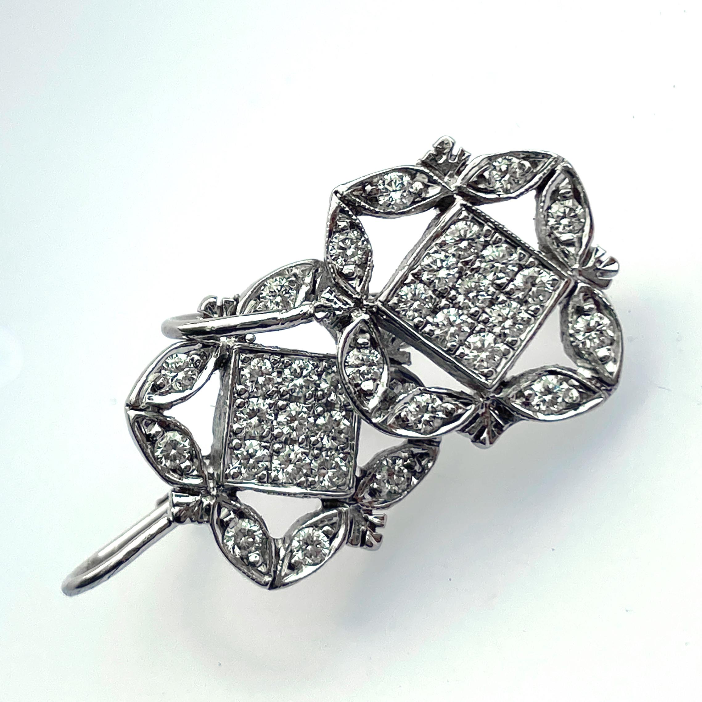 „Quatrefoil“ Klappbrisur-Tropfen-Ohrringe aus Weißgold mit 0,60 Karat Diamanten im Zustand „Neu“ im Angebot in Sherman Oaks, CA
