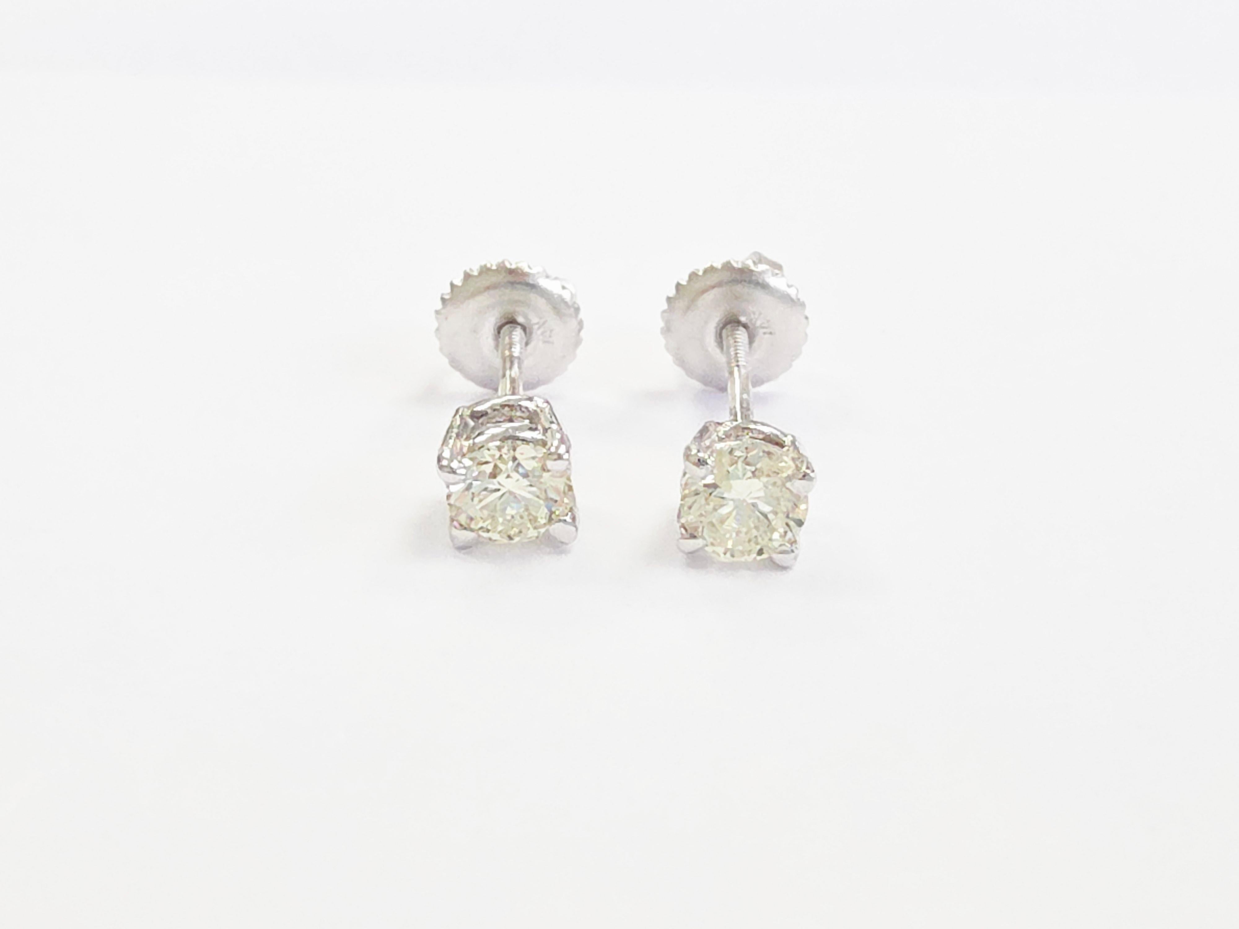 Boucles d'oreilles en or blanc 14 carats diamant naturel rond de 0,60 carat

Ajoutez une élégance intemporelle à votre collection de bijoux avec ces magnifiques boucles d'oreilles en diamant naturel de 0,60 carat. Chaque boucle d'oreille est ornée