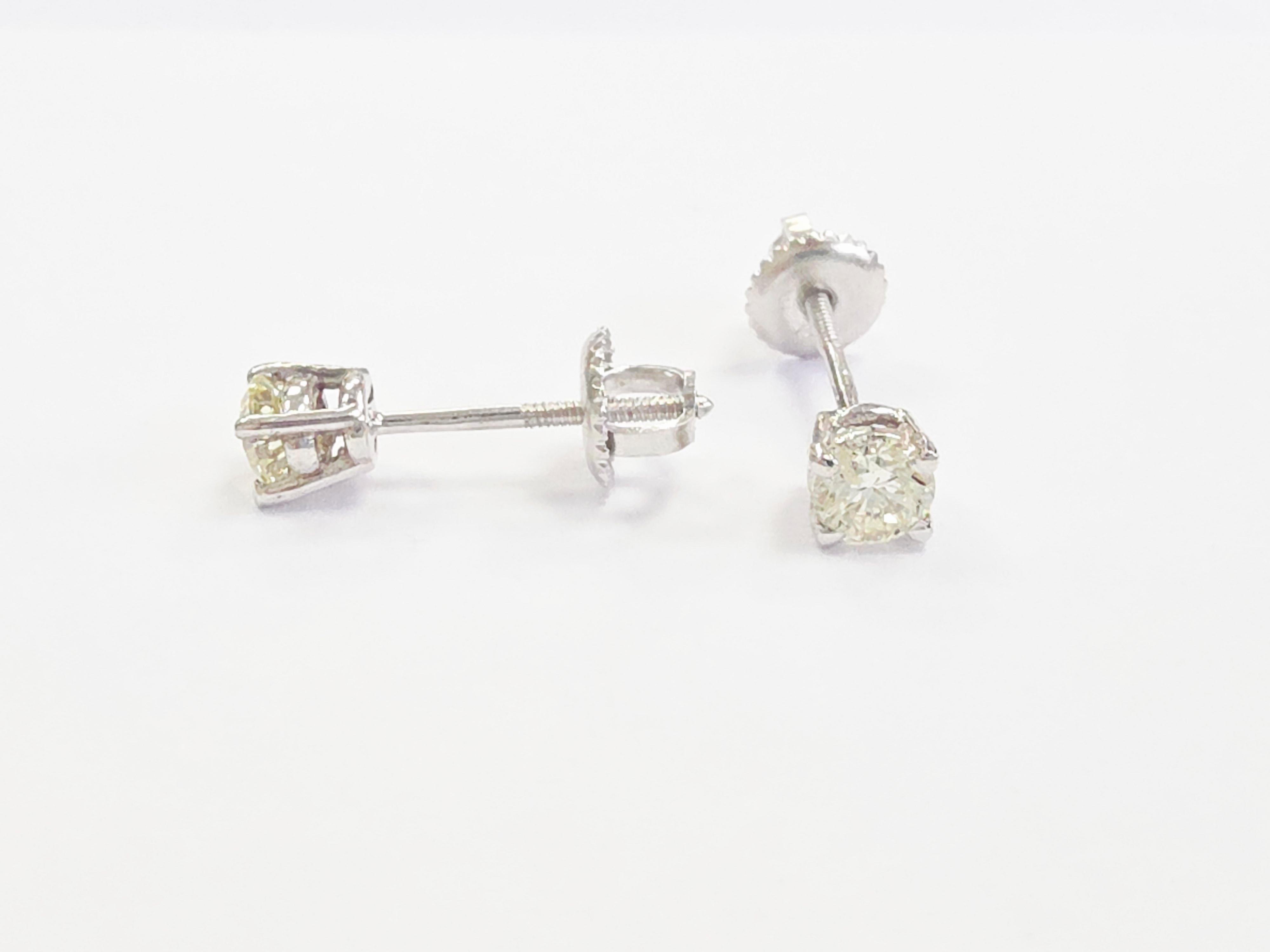 Taille ronde 0.60 Carats Natural Diamond Round Shape Studs 14 Karat White Gold en vente