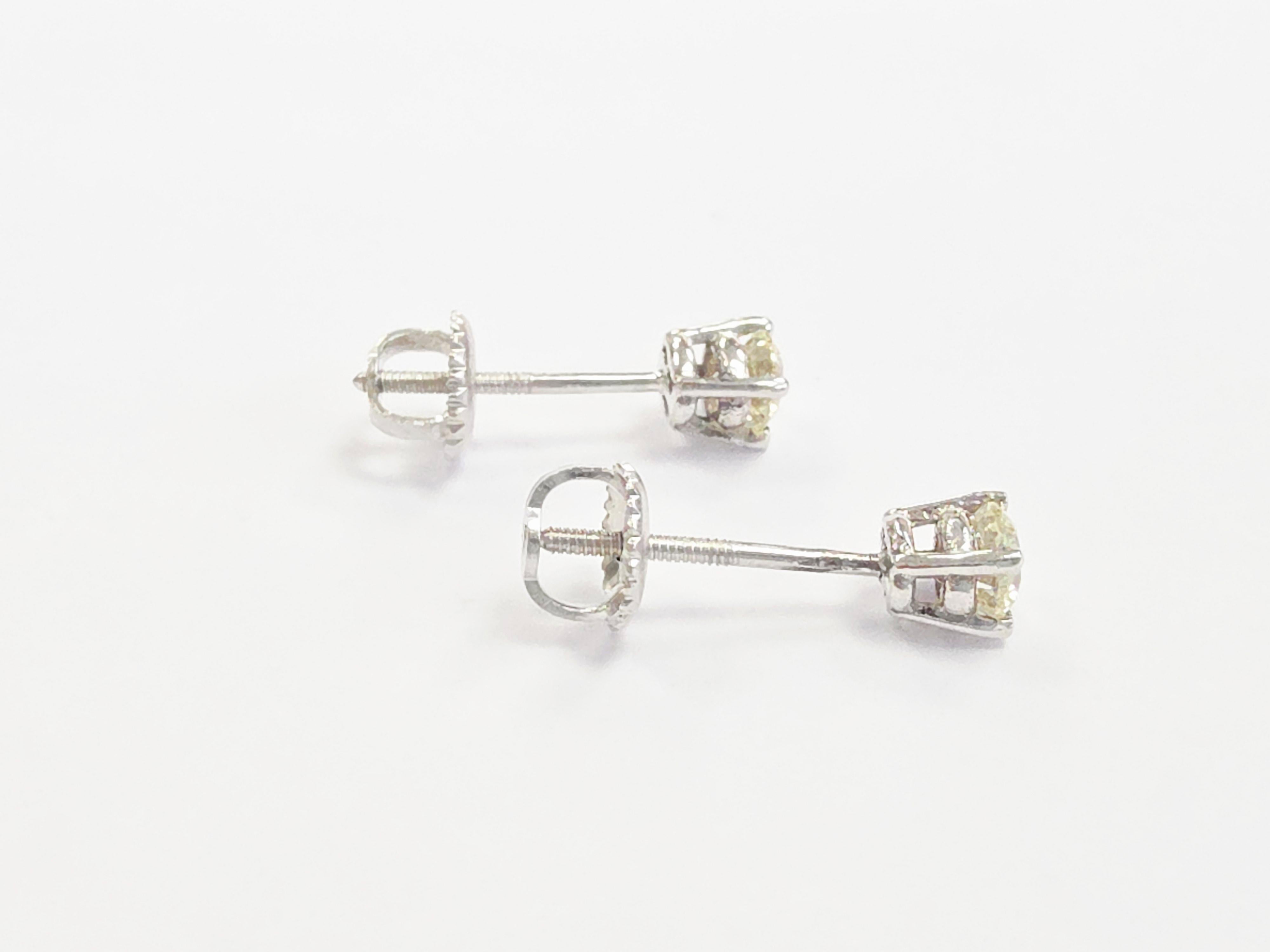 0.60 Carats Natural Diamond Round Shape Studs 14 Karat White Gold Neuf - En vente à Great Neck Plaza, NY