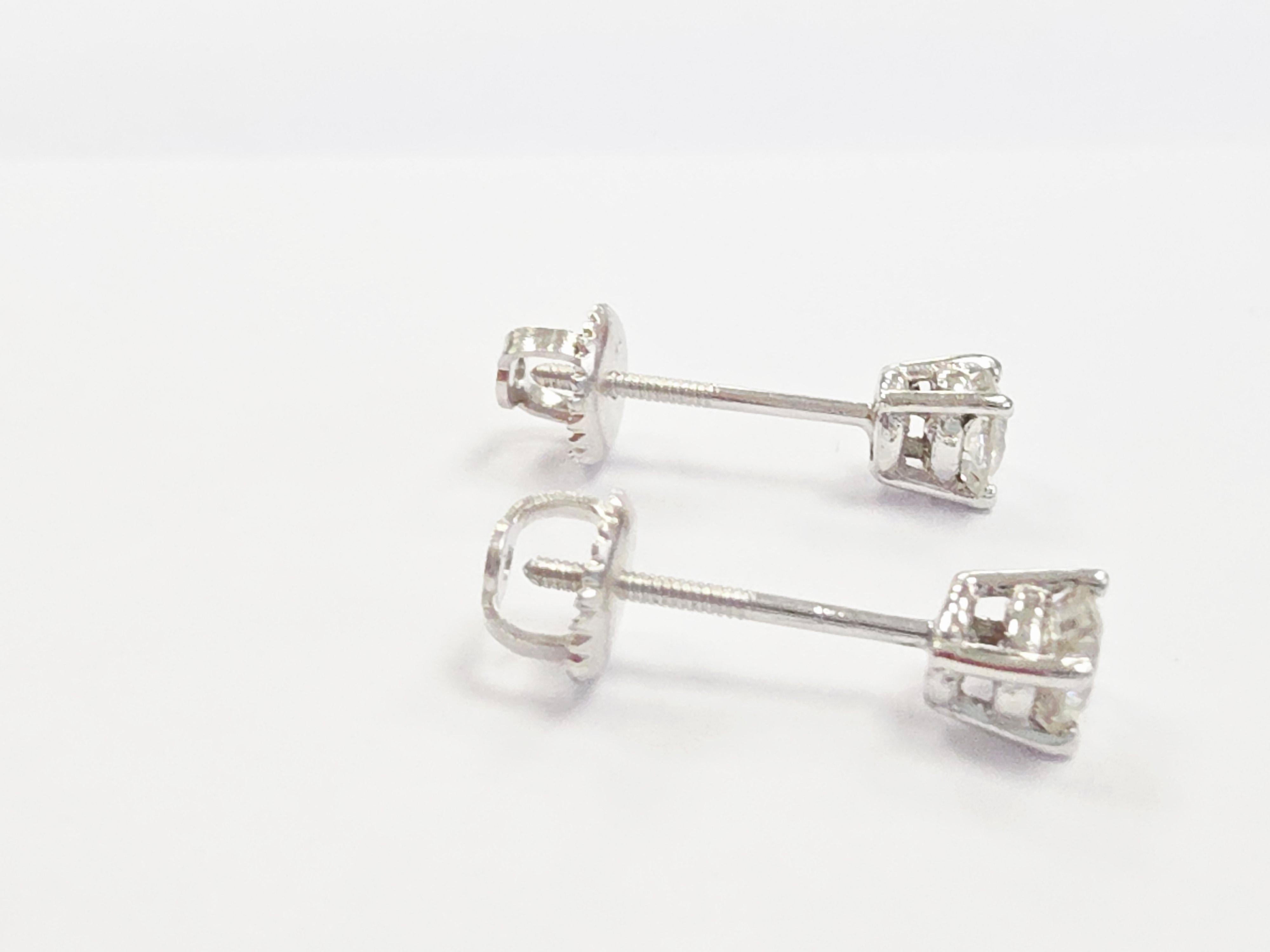 0.60 Carats Natural Diamond Round Shape Studs 14 Karat White Gold en vente 1