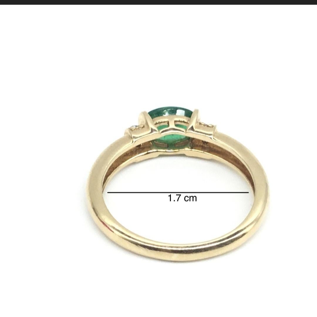 Dies ist ein einfacher Smaragdring für den täglichen Gebrauch. 

14k Gold: 2,94 Gramm
Smaragd : 0,60 Karat
Diamanten : 0,11 Karat
Folgen Sie uns auf Insta (divinejewellerylounge)
