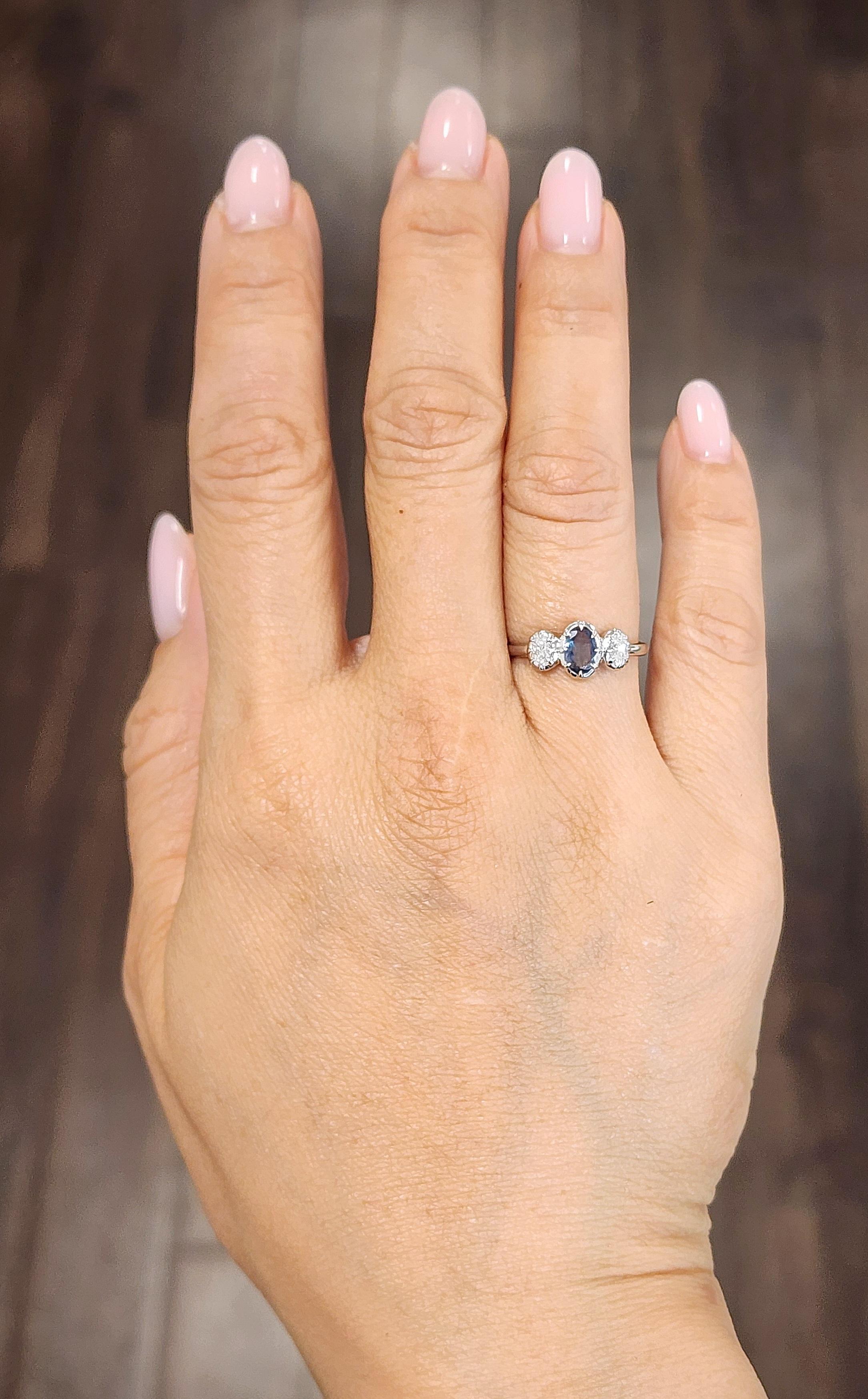 Ein auffälliger Alexandrit von 0,35 Karat steht im Mittelpunkt und besticht durch seinen grünen Farbton. Flankiert von zwei ovalen Diamanten im 0,25-Karat-Schliff, jeder mit der Farbe F/G und der Reinheit VS2/SI1, strahlt dieser Ring moderne Eleganz