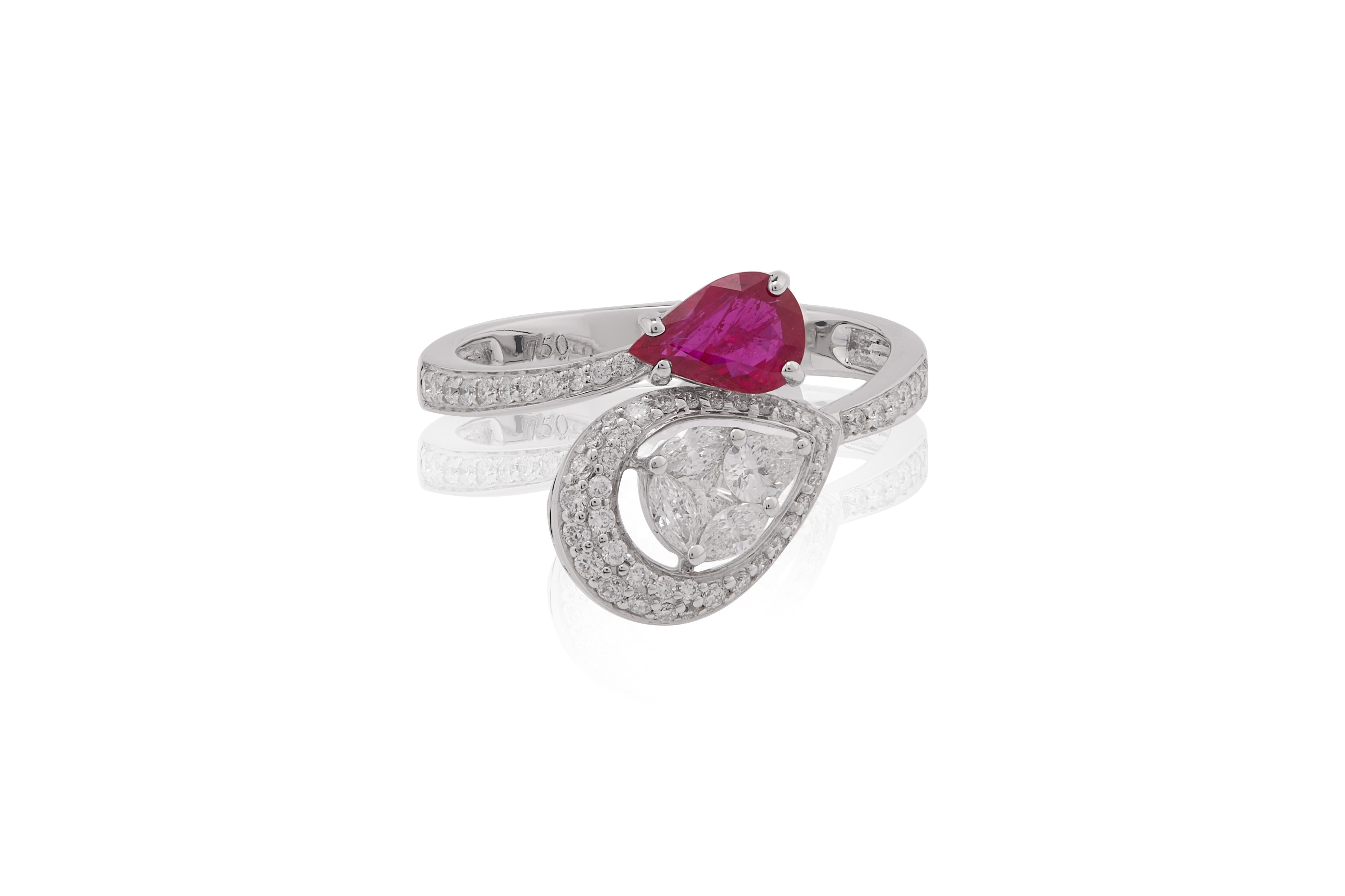 Questo squisito anello sfoggia un design bypass contemporaneo, caratterizzato da un'elegante combinazione di diamanti e un sorprendente rubino. Realizzato in metallo bianco lucido, l'oro 18 carati, l'anello ha una struttura aperta unica che gli