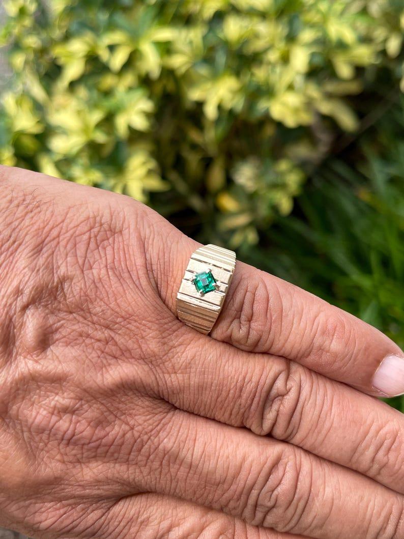 Modern 0.60ct 14K Rich Green Emerald Solitaire Men's Ring Emerald Cut 4 Prong Gold 585 For Sale