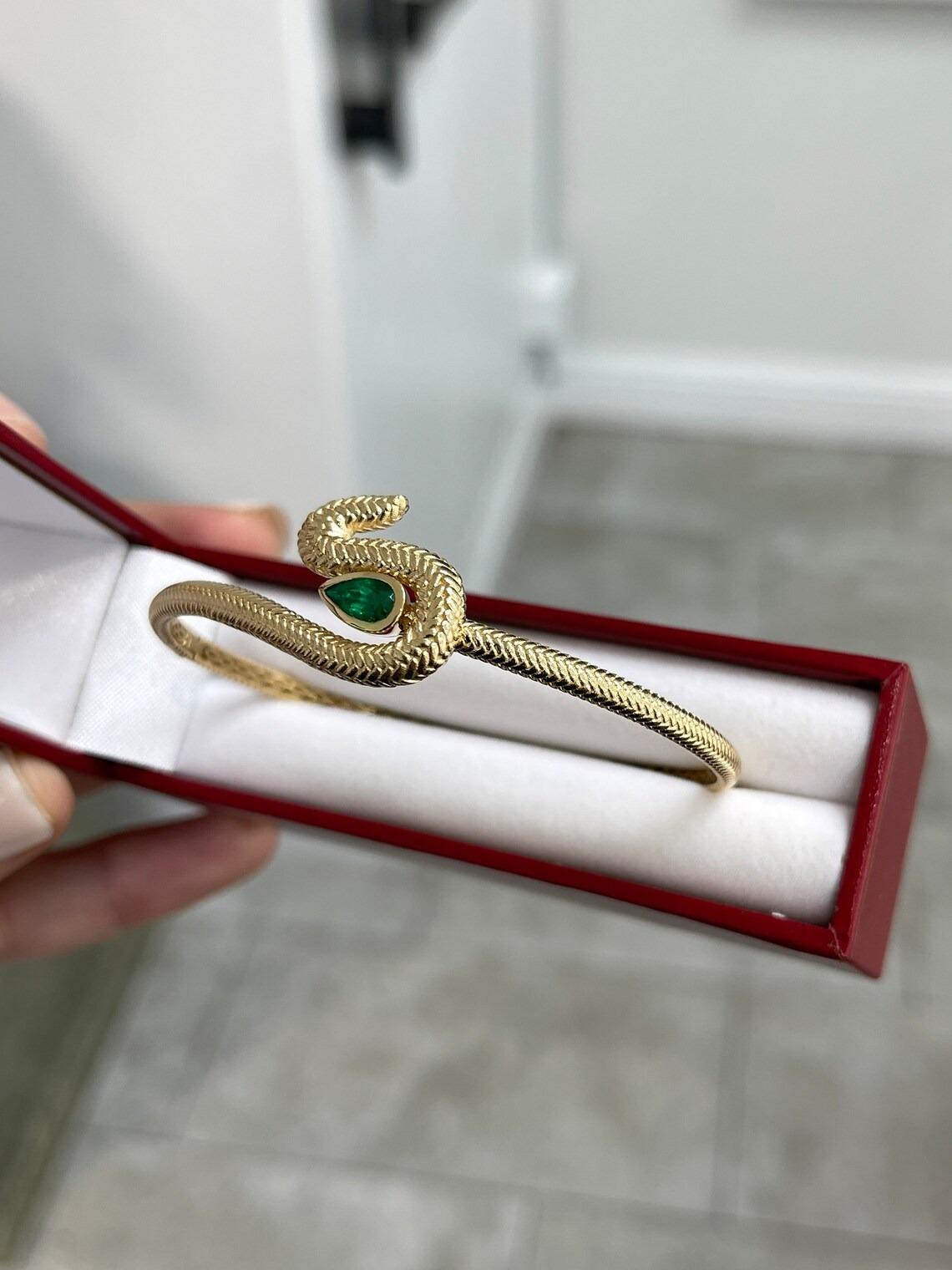 0.60ct 18K Fine Quality Dark Pear Cut Emerald Snake Scale Finish Cuff Bracelet In New Condition For Sale In Jupiter, FL