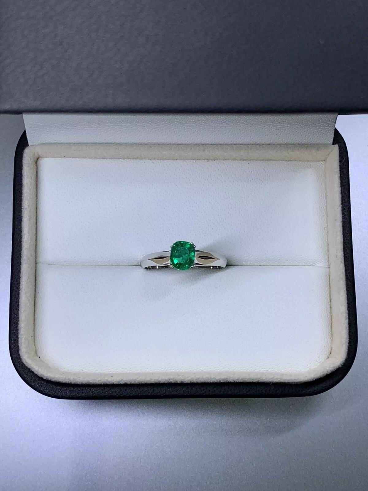 0.60ct Colombian green emerald engagement ring 18ct white gold.

Gorgeous green natural Colombian emerald untreated in 18k white gold.

Solitaire chunky engagement ring in 18ct white gold with green emerald gemstone.

Plain 18ct white gold