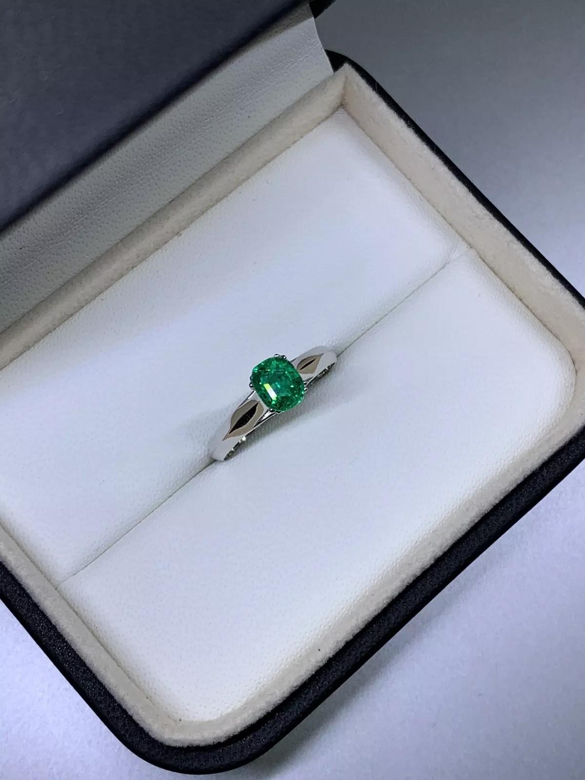 Women's or Men's 0.60ct Colombian green emerald engagement ring 18ct white gold. For Sale