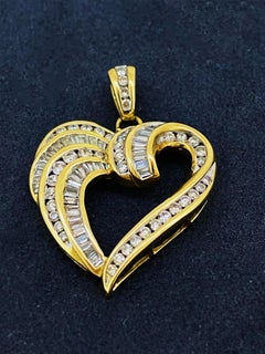 Pendentif vintage en forme de cœur en or jaune 9K avec 0,60 ct de diamant (baguette et rond)