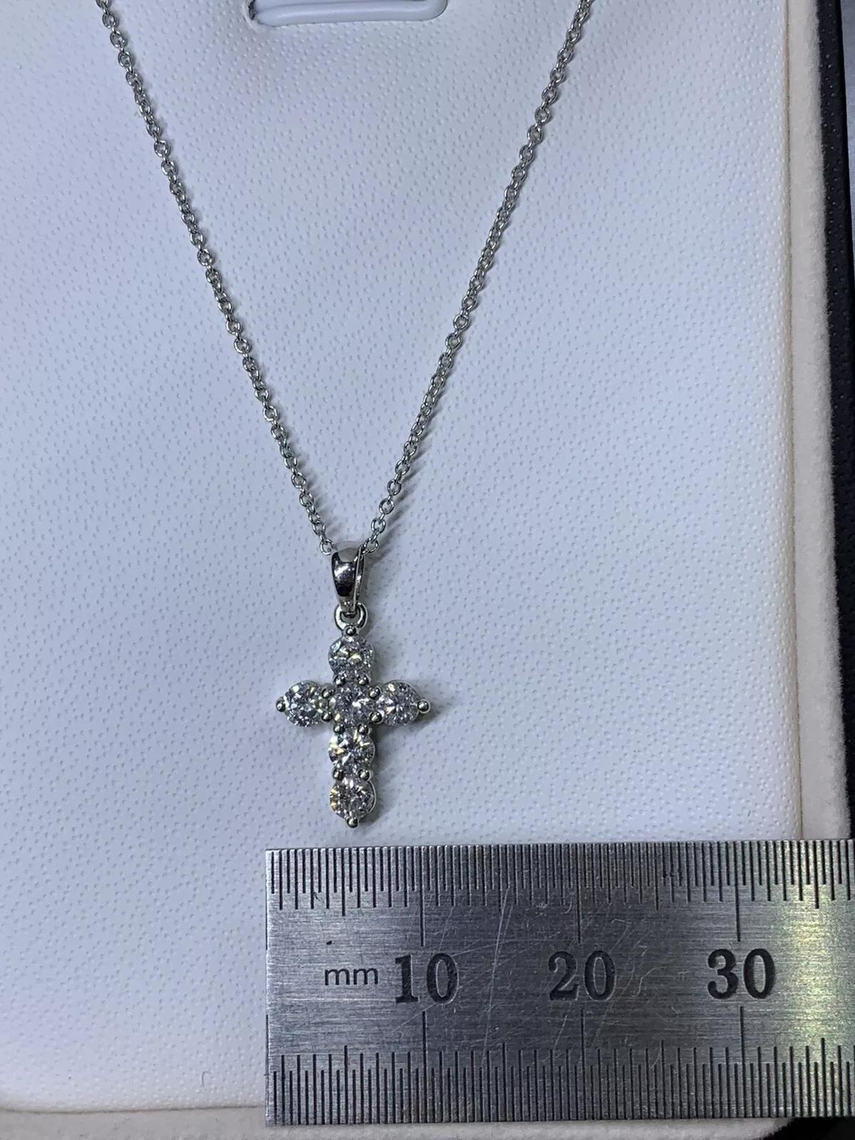 Collier pendentif croix en diamants de 0,60 carat et or blanc 18 carats de 16 pouces.

Collier pendentif croix catholique en diamant massif en or blanc 18k.

Collier à pendentif solitaire en diamant de grande taille, longueur de la chaîne 16