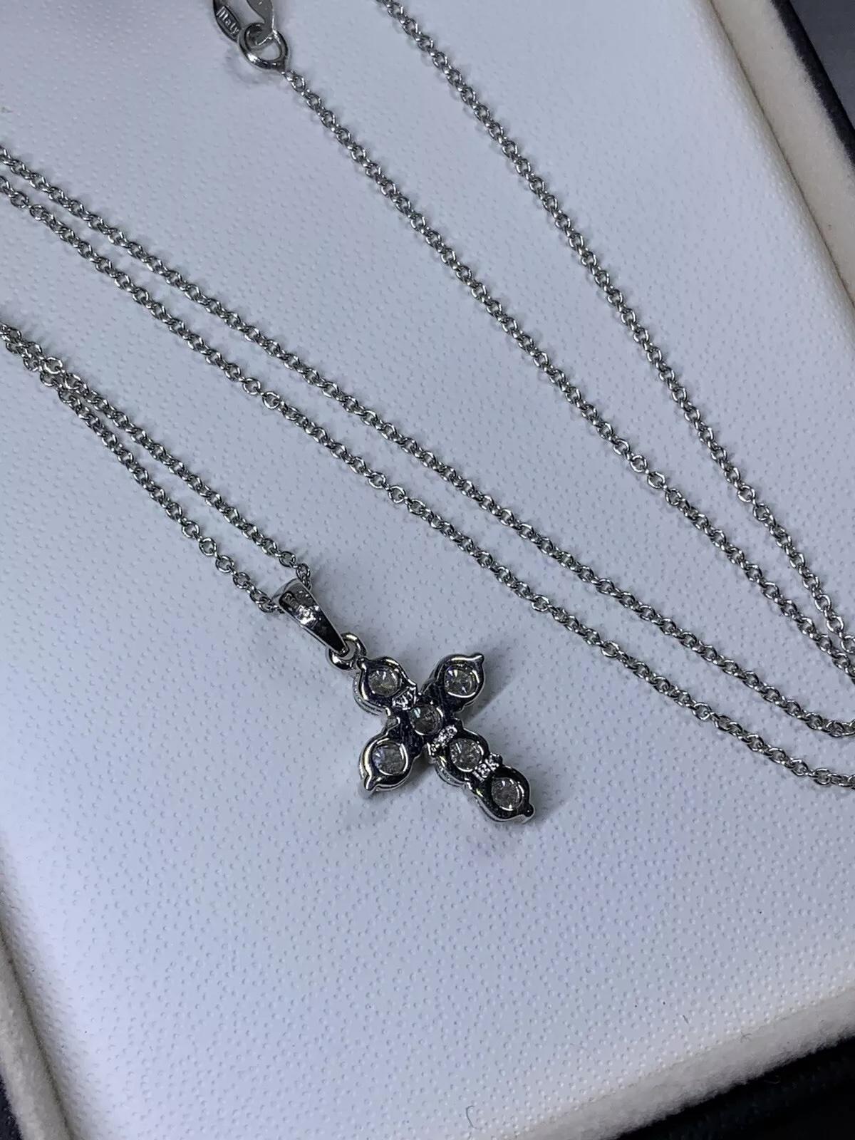Taille ronde Collier pendentif croix en diamants de 0,60 carat et or blanc 18 carats de 16 pouces. en vente