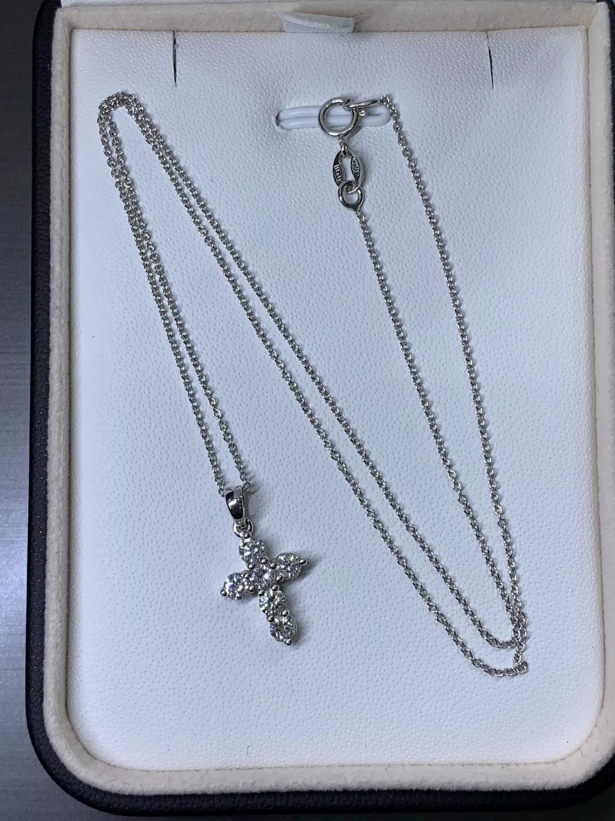 Collier pendentif croix en diamants de 0,60 carat et or blanc 18 carats de 16 pouces. Neuf - En vente à London, GB