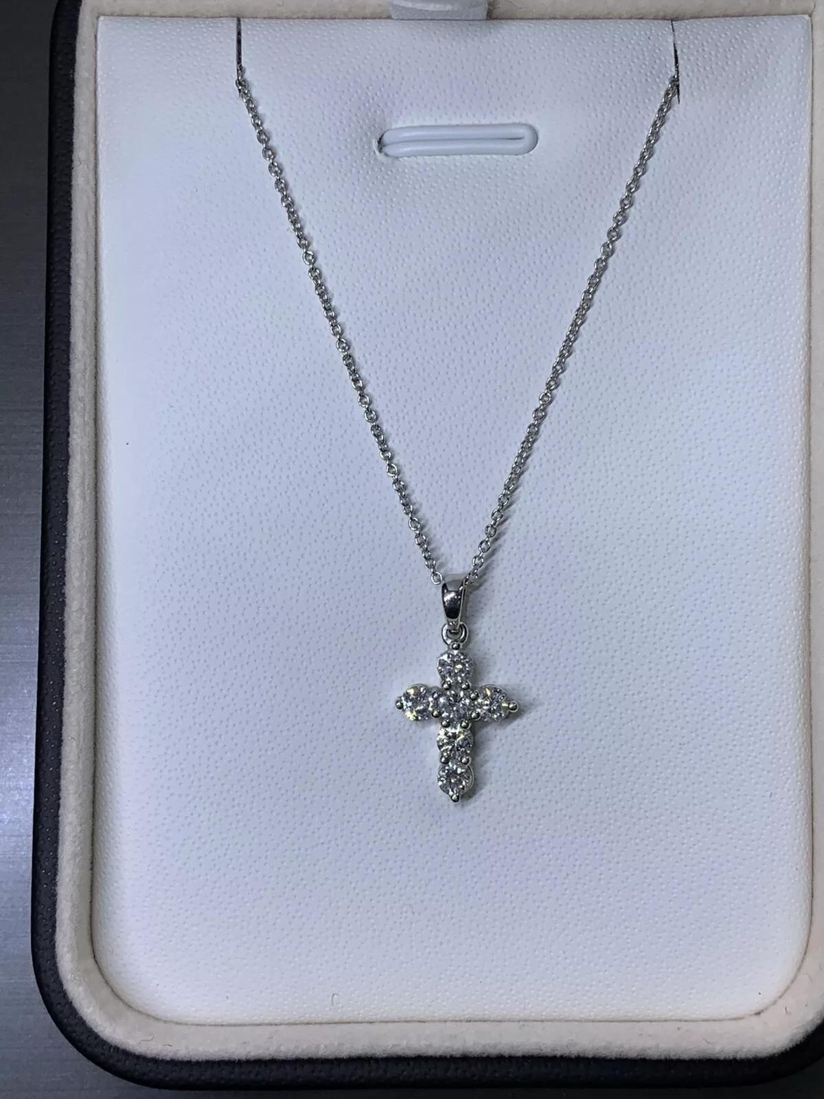 Collier pendentif croix en diamants de 0,60 carat et or blanc 18 carats de 16 pouces. Unisexe en vente