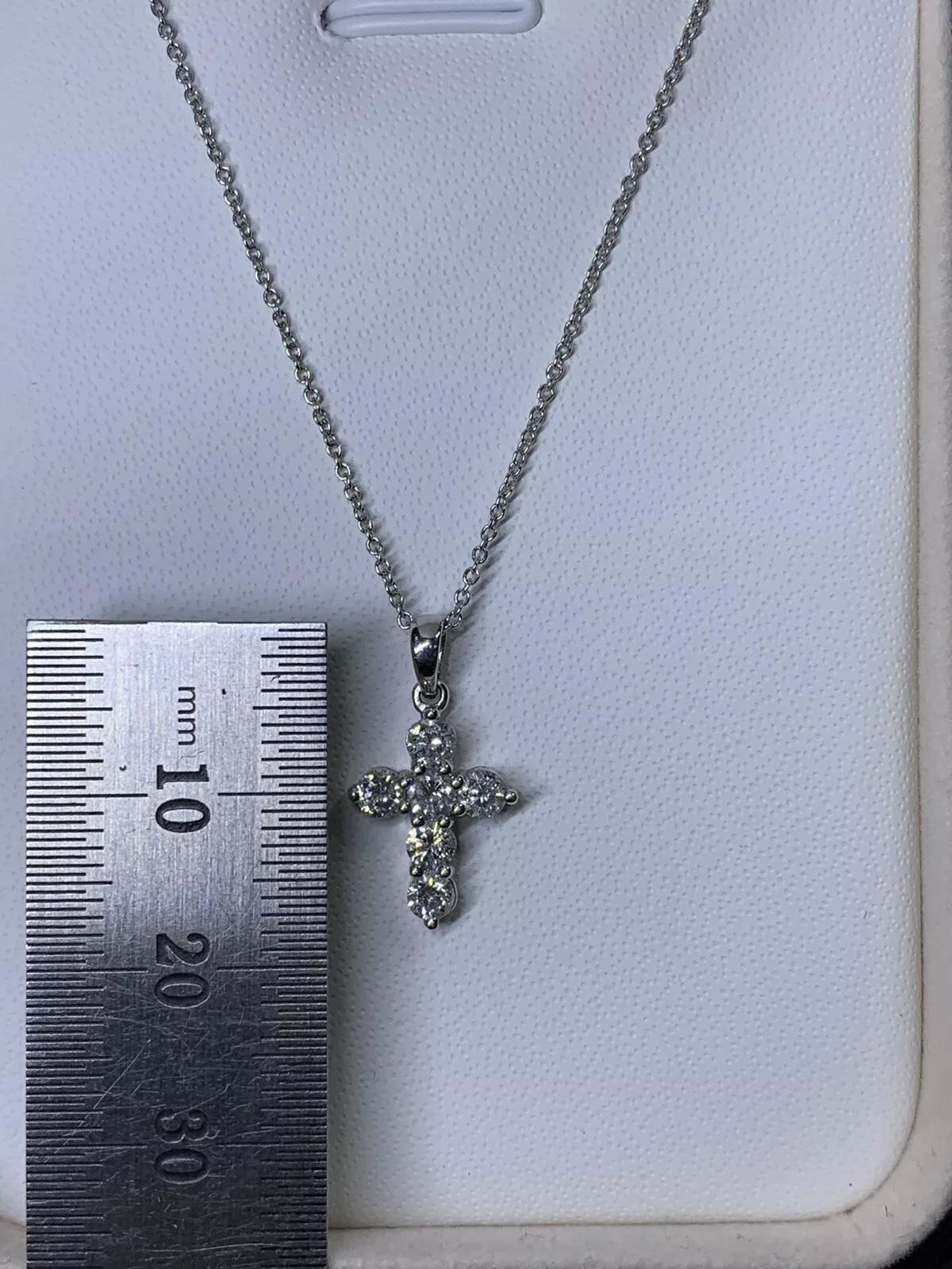 Collier pendentif croix en diamants de 0,60 carat et or blanc 18 carats de 16 pouces. en vente 1
