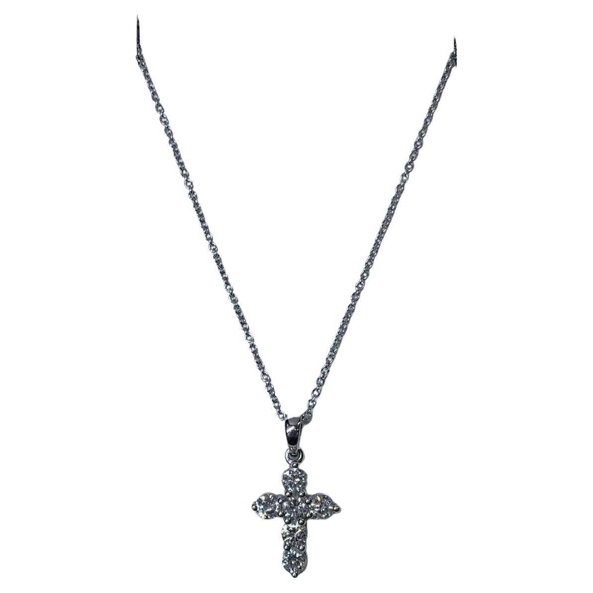 Collar con colgante en forma de cruz de diamantes de 0,60 ct en oro blanco de 18 quilates y 16 pulgadas.