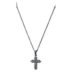 Collar con colgante en forma de cruz de diamantes de 0,60 ct en oro blanco de 18 quilates y 16 pulgadas.
