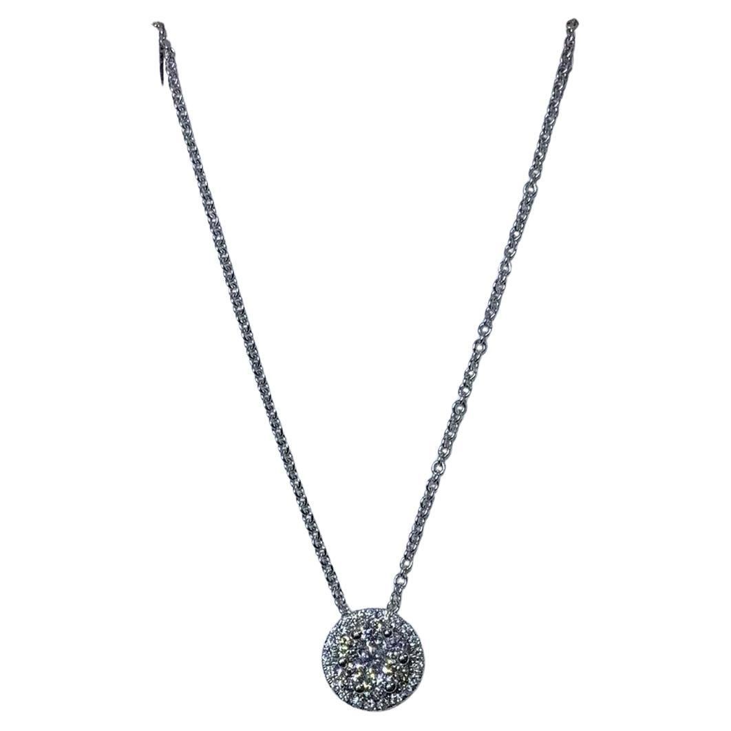 Collar con halo de diamantes de 0,60 ct invisible en oro blanco de 18 quilates.