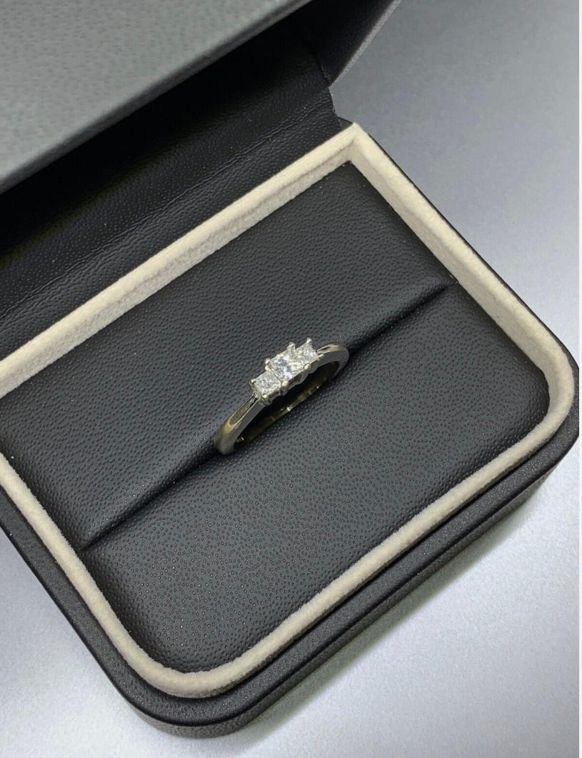 0.60ct Diamond princess cut trilogy engagement ring 18ct white gold In New Condition For Sale In London, GB