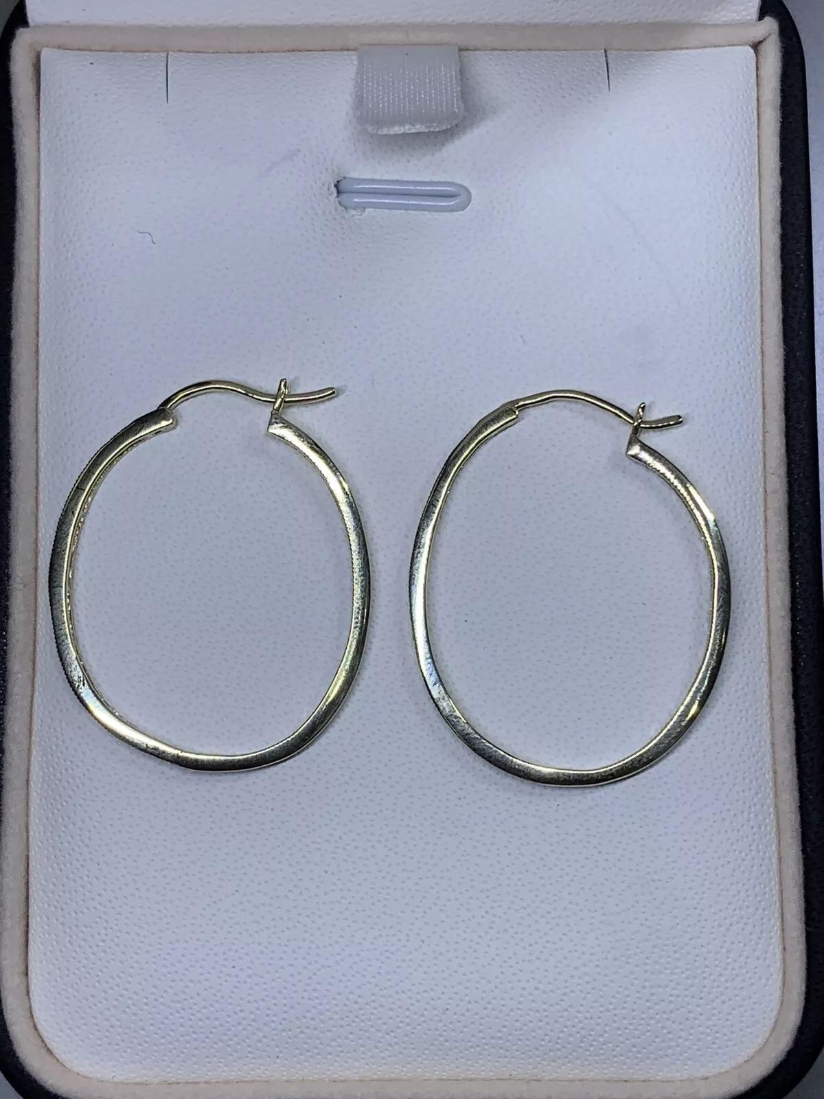 0.60ct Round diamond chunky hoops huggies earrings in 9ct yellow gold.
Double diamond pave setting large hoops earrings in 9k yellow gold.
Hallmarked.
Weight 4.2g
Oval shaped diamond large hoops earrings.
Diamonds total weight 0.60ct G colour VS2