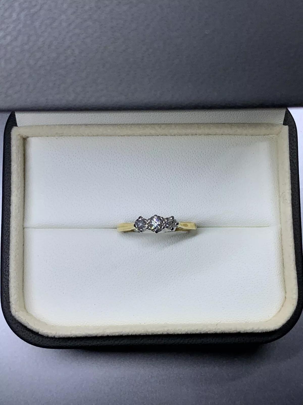0.60ct Bague de fiançailles trilogie en or jaune 18k avec diamant rond.

Bague de fiançailles trilogie classique à trois diamants en or jaune et blanc 18k uni.

Poinçonné

Griffe en or blanc 18k

Poids total des diamants : 0,60ct couleur F VS2