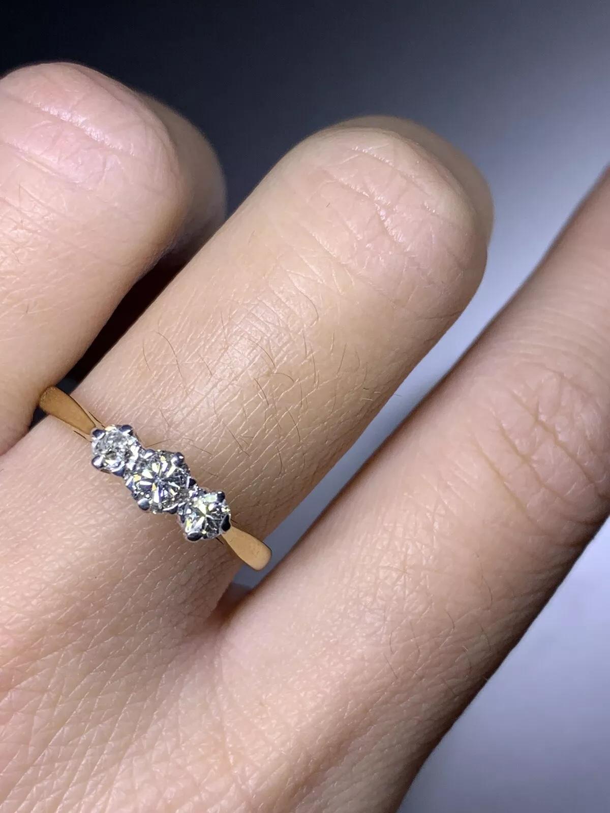 Taille ronde 0.60ct Bague de fiançailles trilogie en or jaune 18k avec diamant rond. en vente