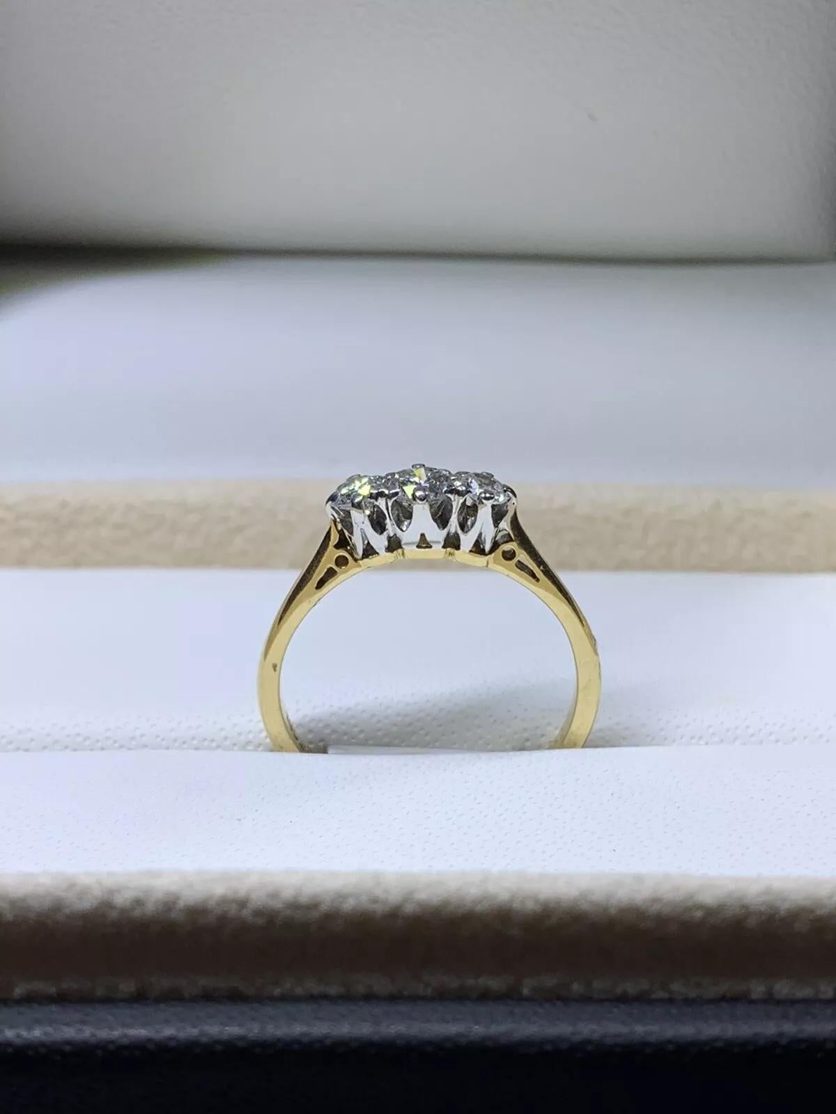 0.60ct Bague de fiançailles trilogie en or jaune 18k avec diamant rond. Neuf - En vente à London, GB