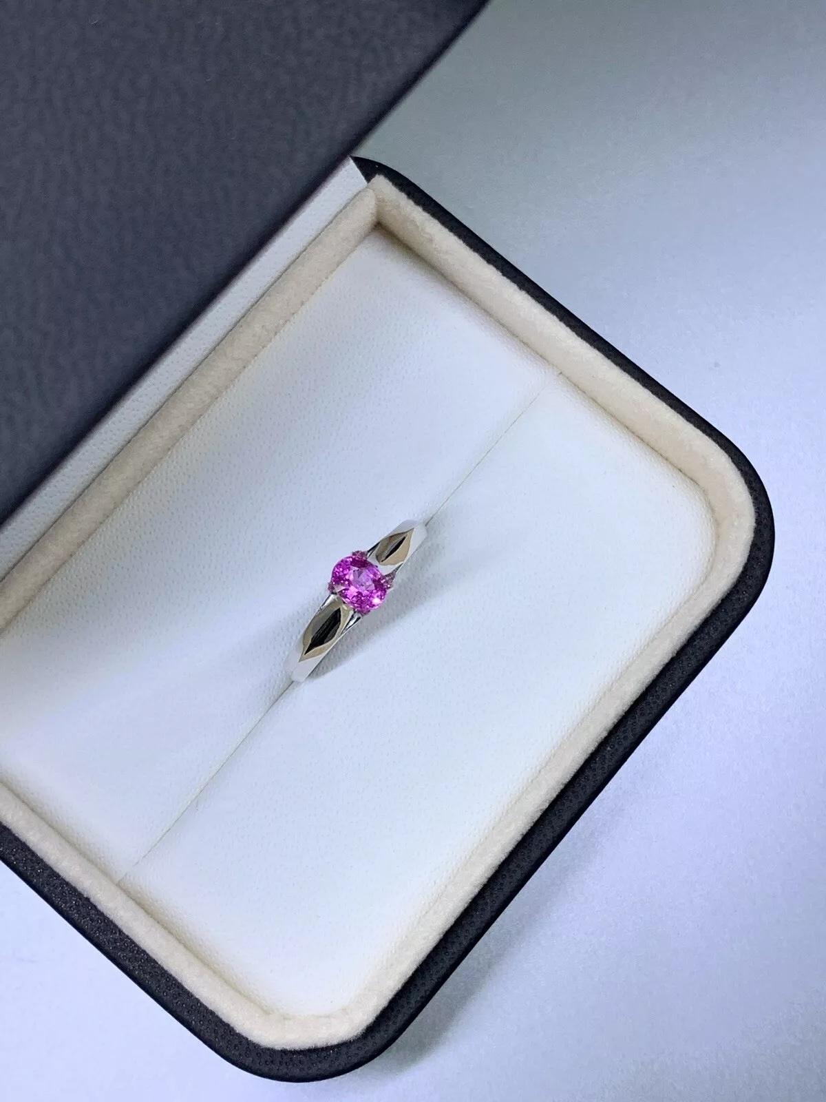 Taille ovale Bague de fiançailles solitaire ovale en or blanc 18 carats avec saphir de 0,60 carat en vente