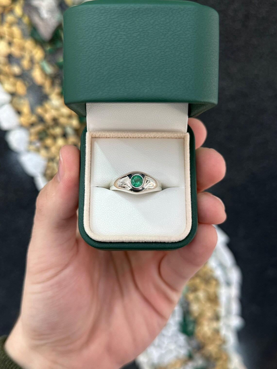 Round Cut 0.60ct SS Medium Dark Green Round Natural Emerald Solitaire Bezel Men's Ring For Sale